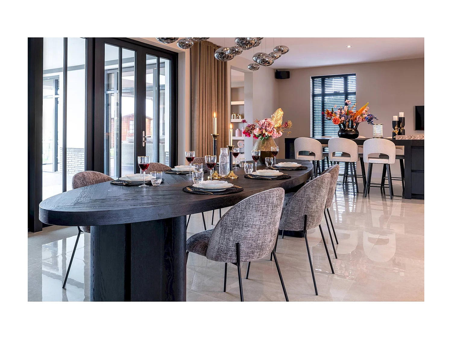 Table à Dîner Ovale en Bois Sombre avec Motif Chevron