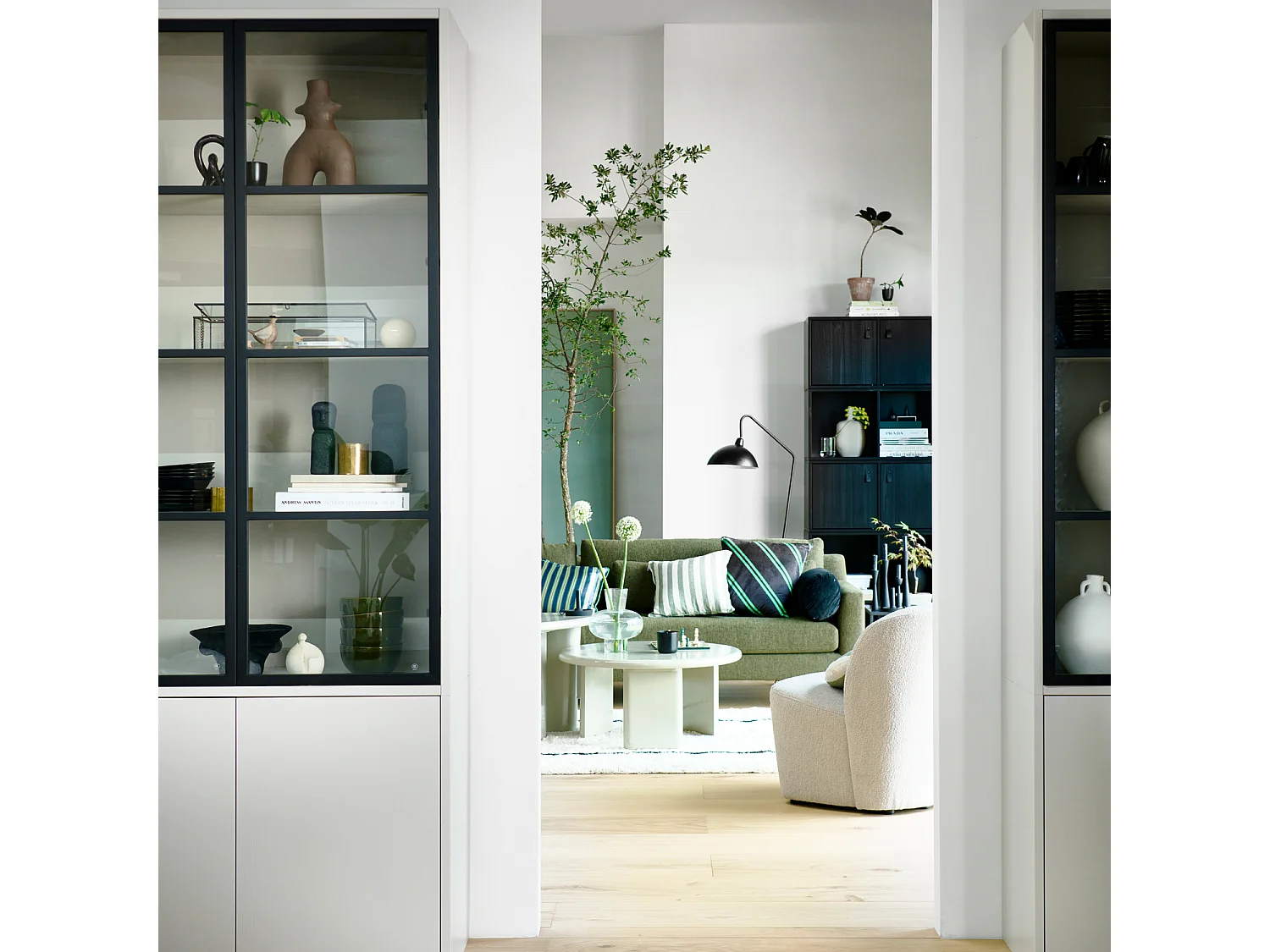 Vitrine en pin et verre BASIC