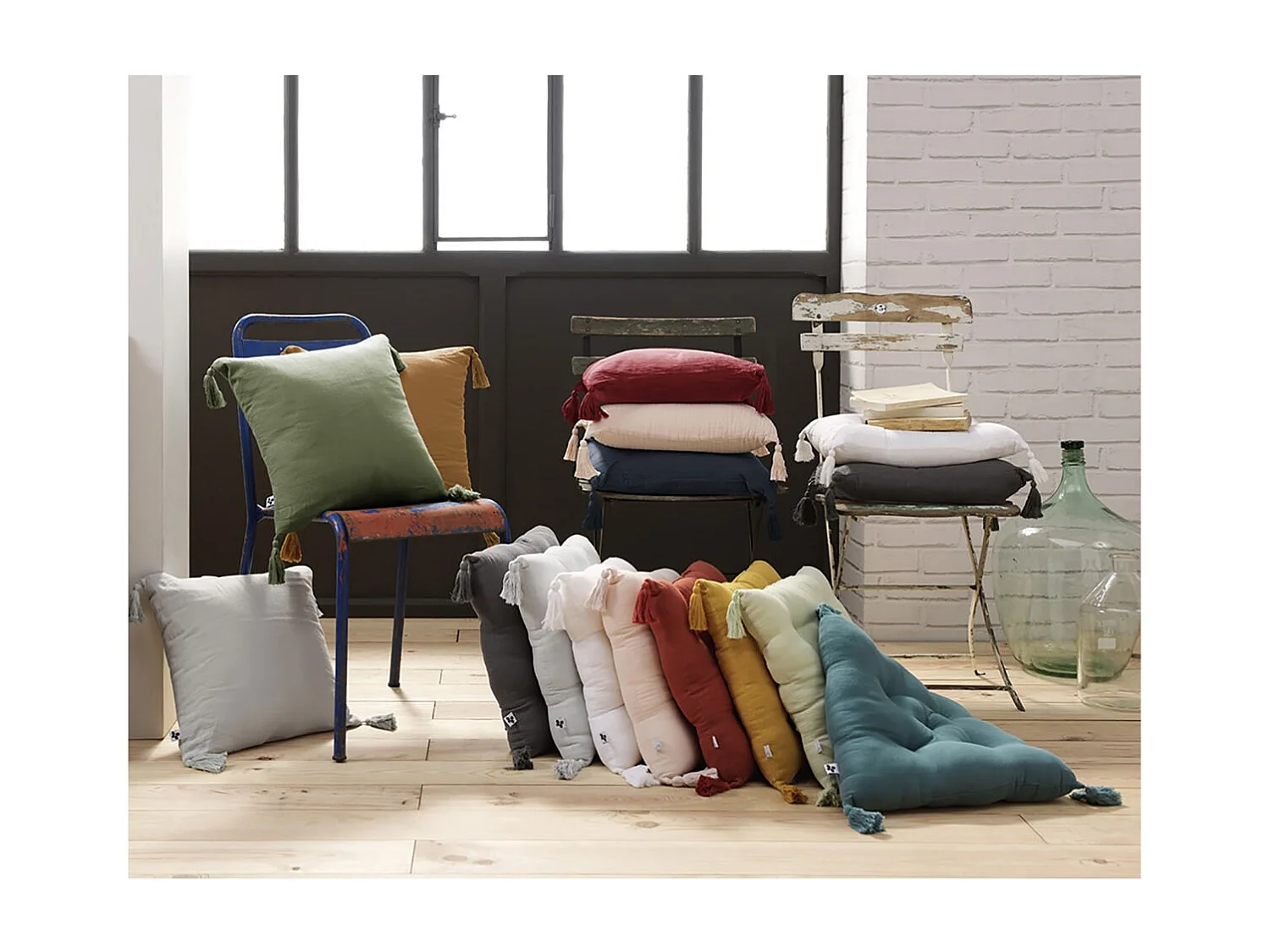 OUREA - Coussin Déhoussable 40x40cm avec Pompons Gaze de Coton Chantilly