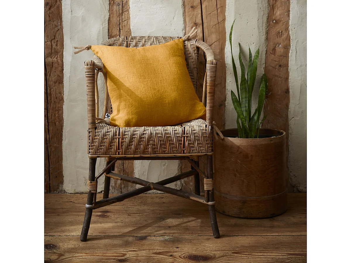 MARGAUX - Coussin Déhoussable 45x45cm avec Pompons Lin Lavé Coloris Miel