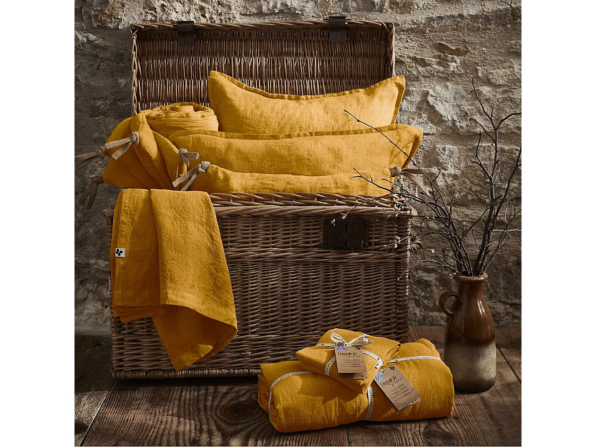 MARGAUX - Coussin Déhoussable 45x45cm avec Pompons Lin Lavé Coloris Miel