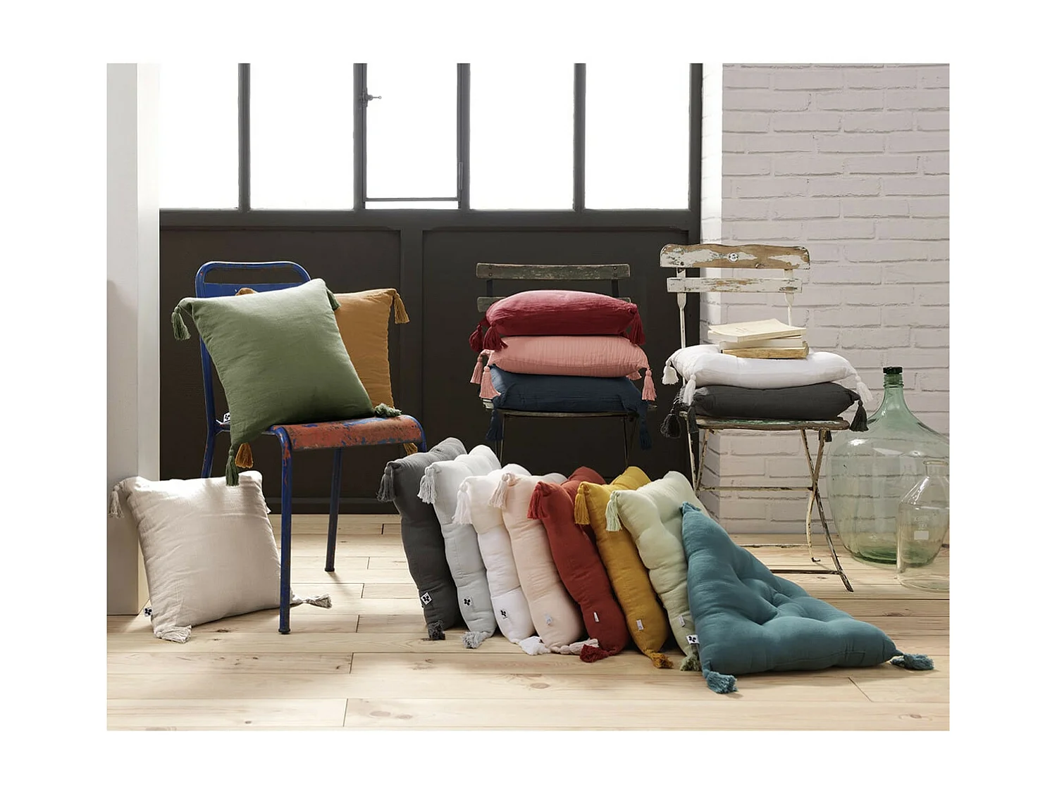 OUREA - Coussin Déhoussable 40x40cm avec Pompons Gaze de Coton Romarin