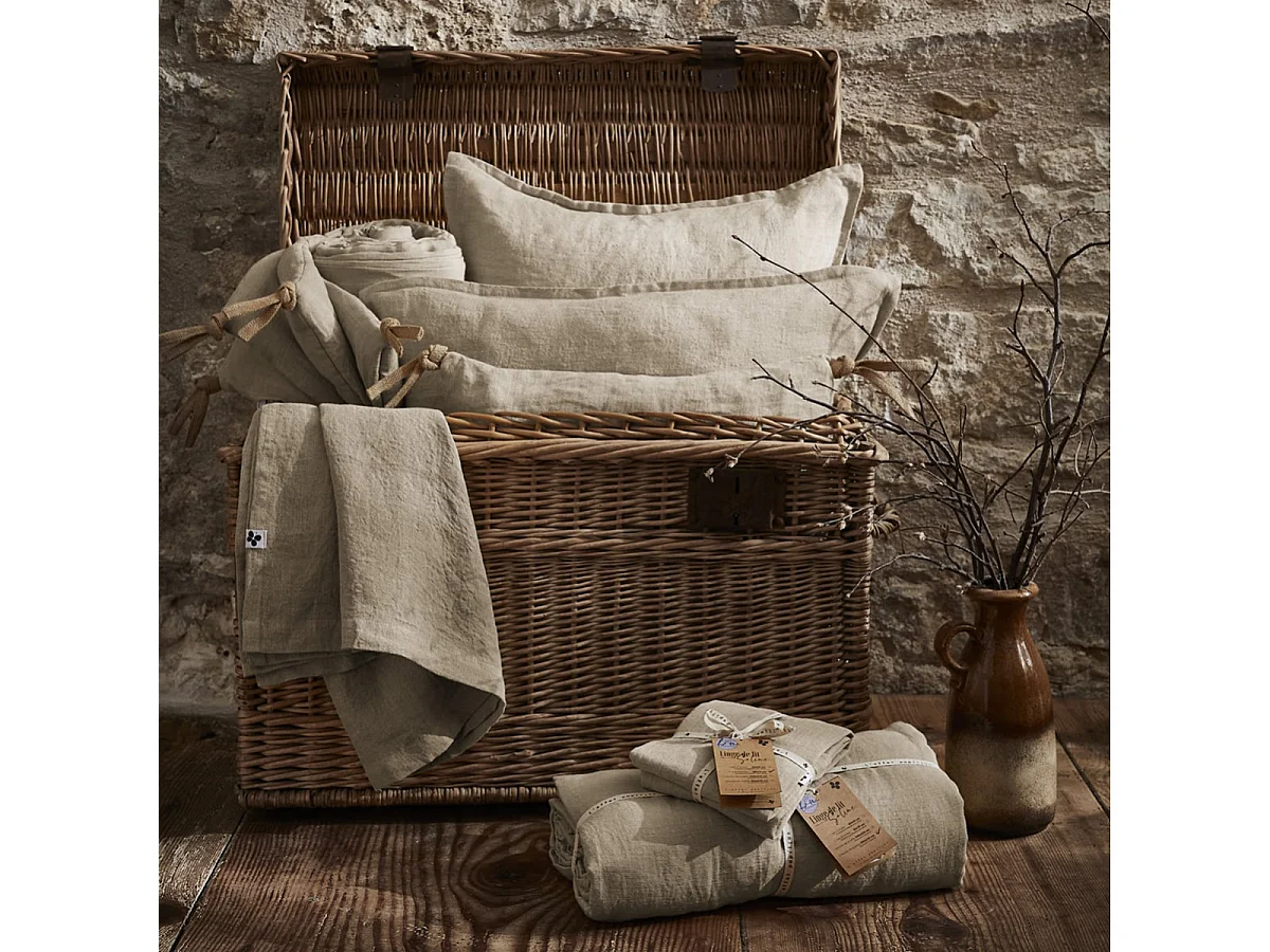 MARGAUX - Coussin Déhoussable 45x45cm avec Pompons Lin Lavé Coloris Sable