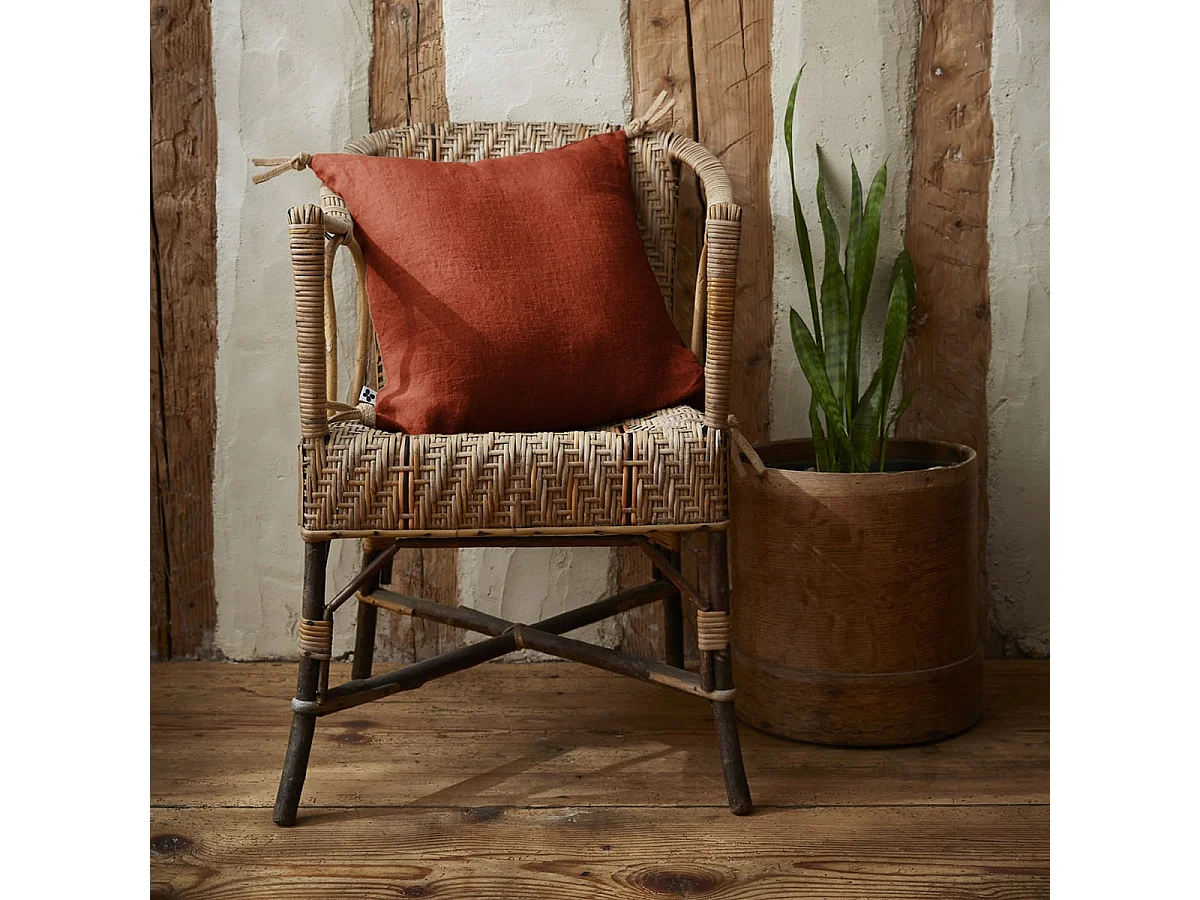 MARGAUX - Coussin Déhoussable 45x45cm avec Pompons Lin Lavé Coloris Paprika
