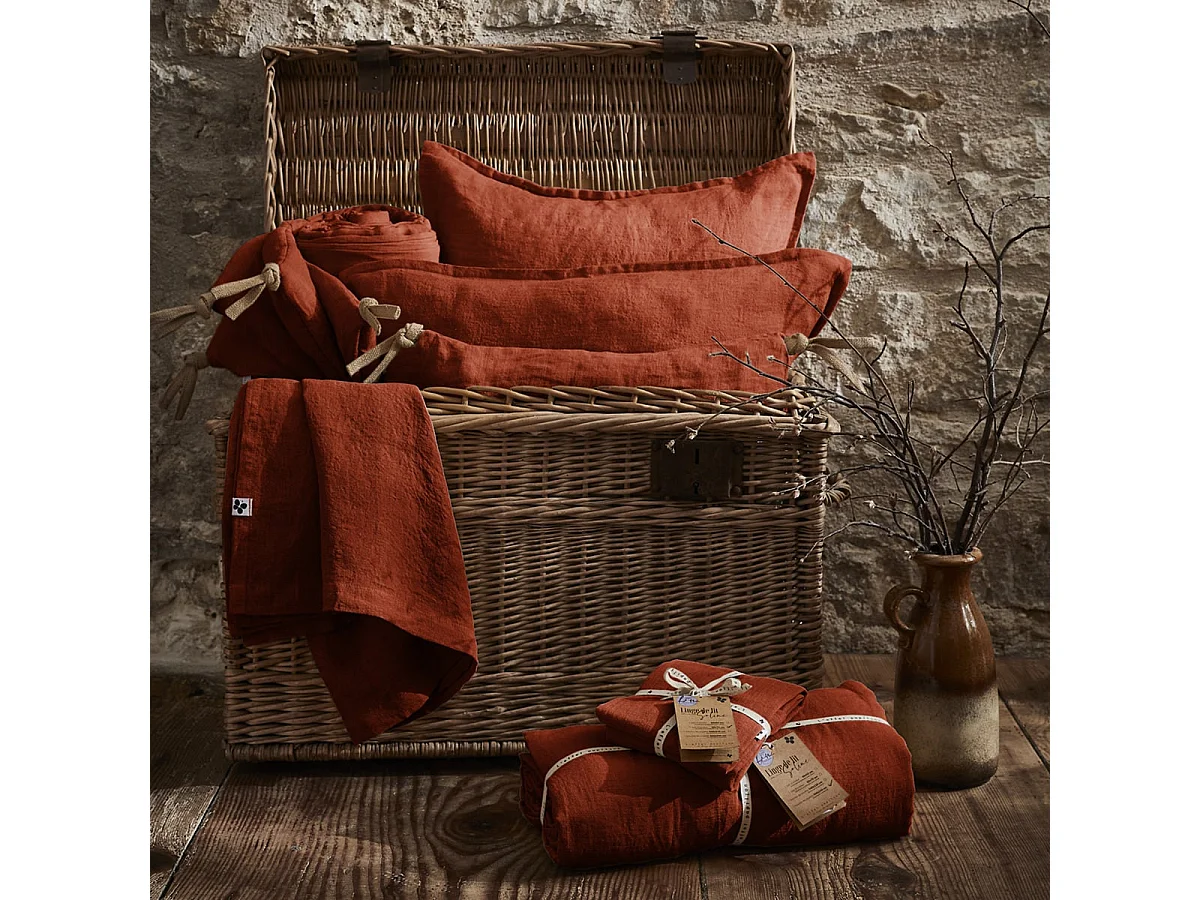 MARGAUX - Coussin Déhoussable 45x45cm avec Pompons Lin Lavé Coloris Paprika