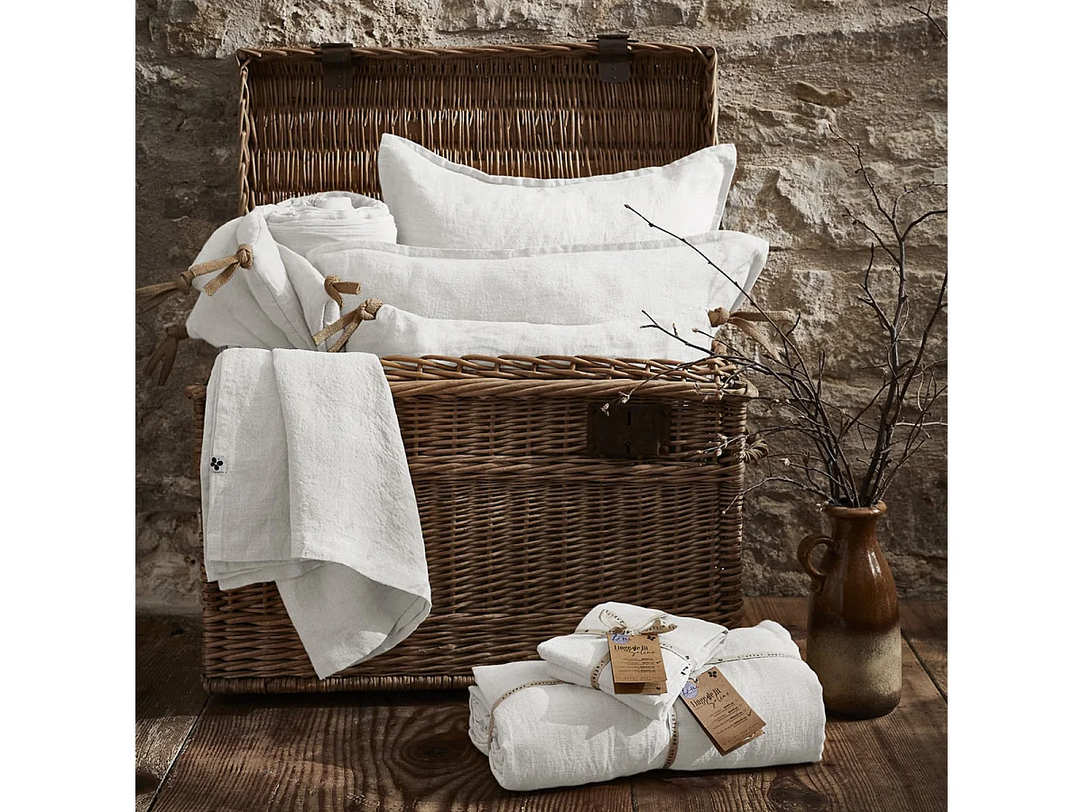 MARGAUX - Coussin Déhoussable 45x45cm avec Pompons Lin Lavé Coloris Craie