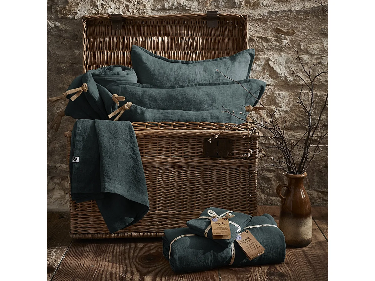 MARGAUX - Coussin Déhoussable 45x45cm avec Pompons Lin Lavé Coloris Ardoise