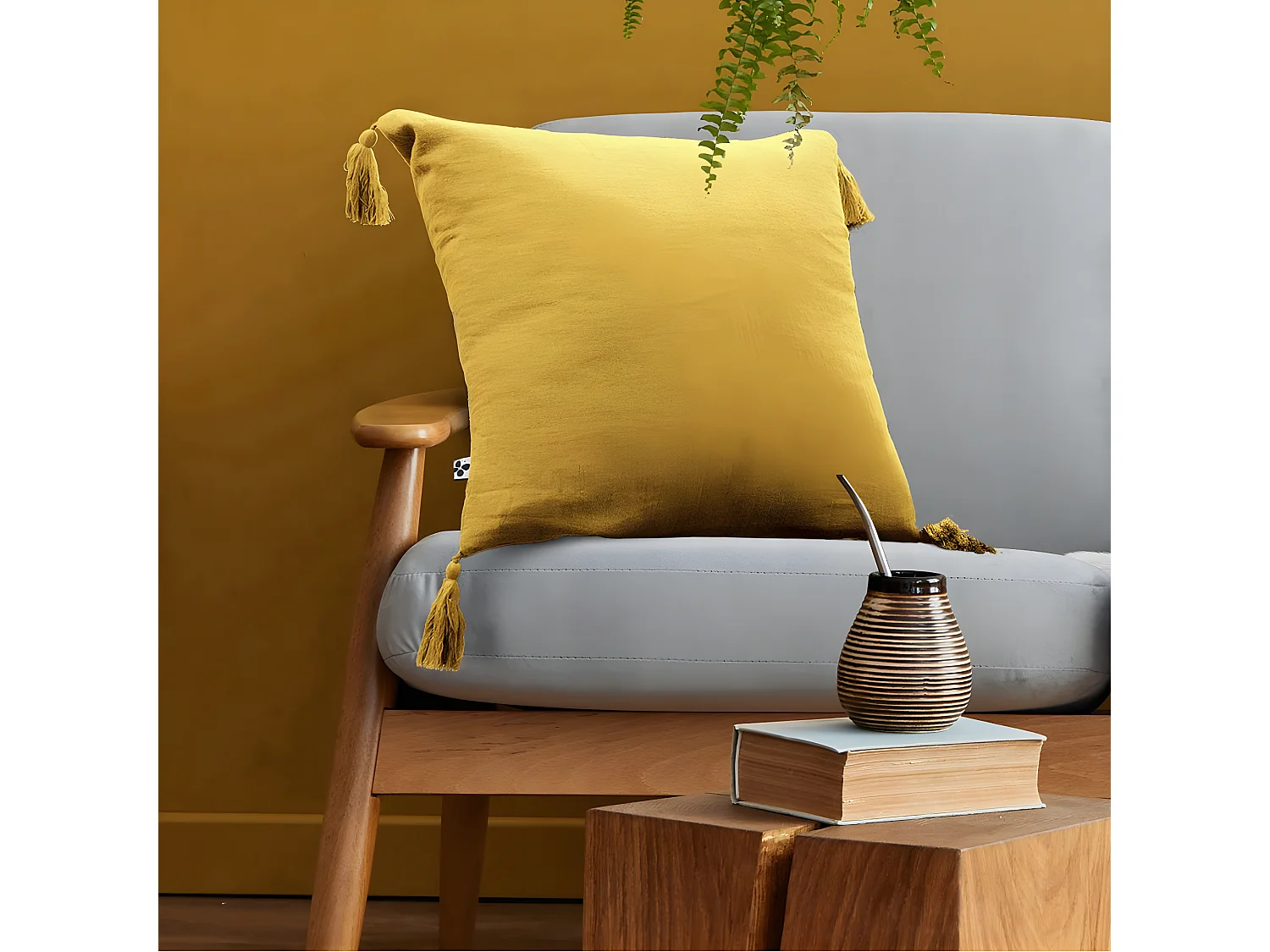 OUREA - Coussin Déhoussable 40x40cm avec Pompons Gaze de Coton Safran