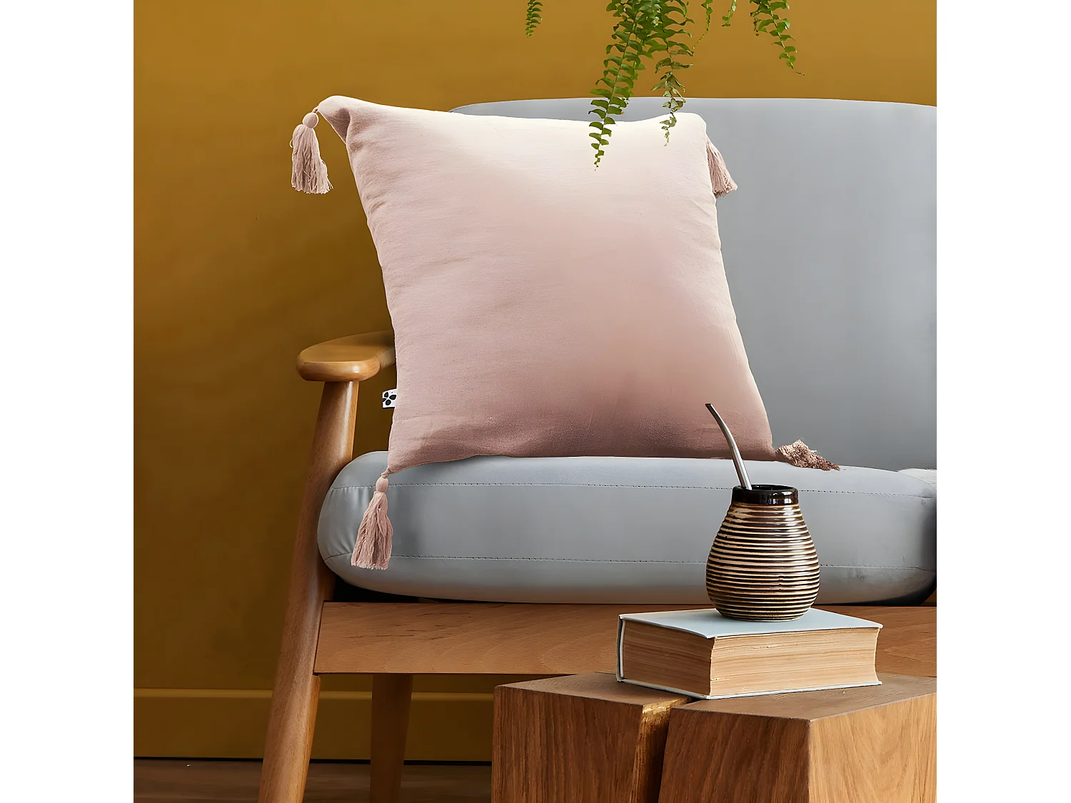 OUREA - Coussin Déhoussable 40x40cm avec Pompons Gaze de Coton Guimauve