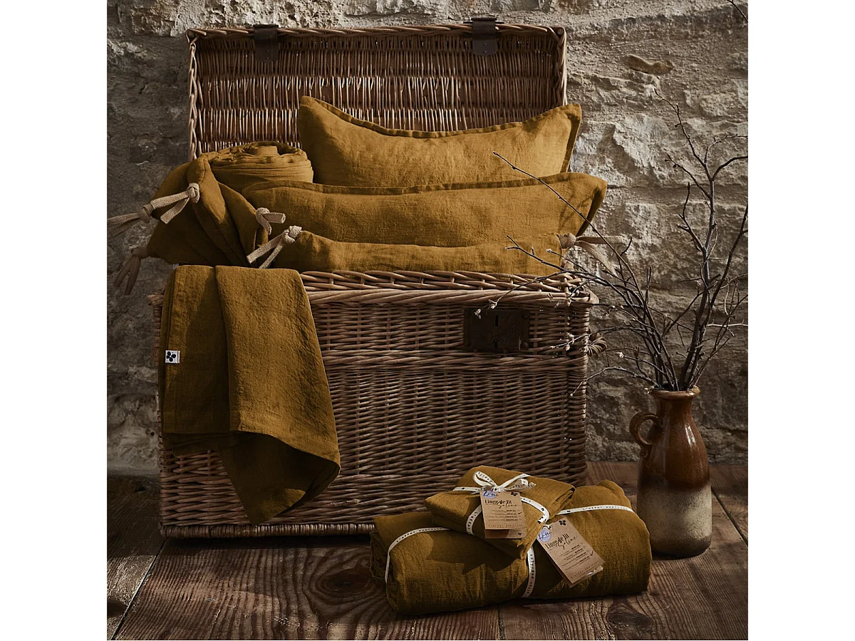 MARGAUX - Coussin Déhoussable 45x45cm avec Pompons Lin Lavé Coloris Caramel