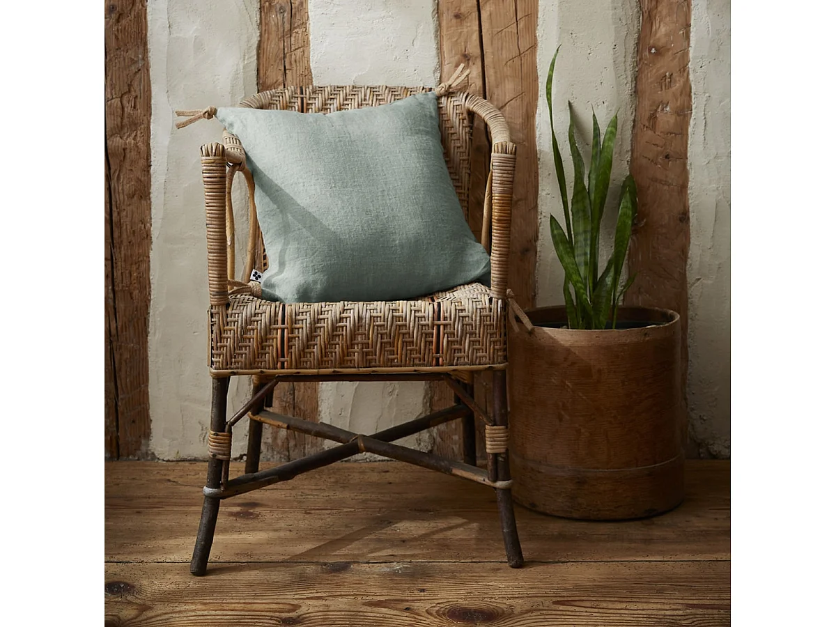 MARGAUX - Coussin Déhoussable 45x45cm avec Pompons Lin Lavé Coloris Eucalyptus