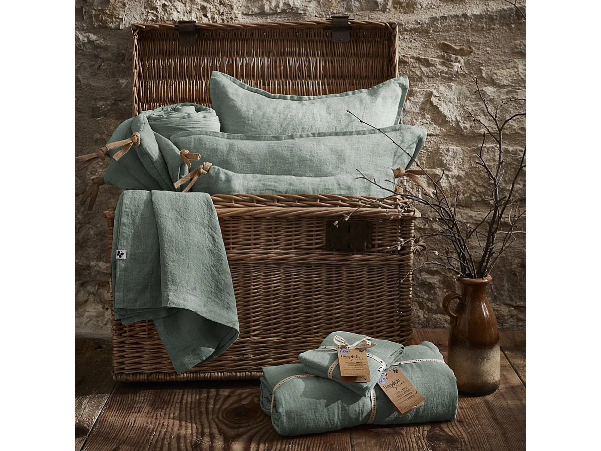 MARGAUX - Coussin Déhoussable 45x45cm avec Pompons Lin Lavé Coloris Eucalyptus