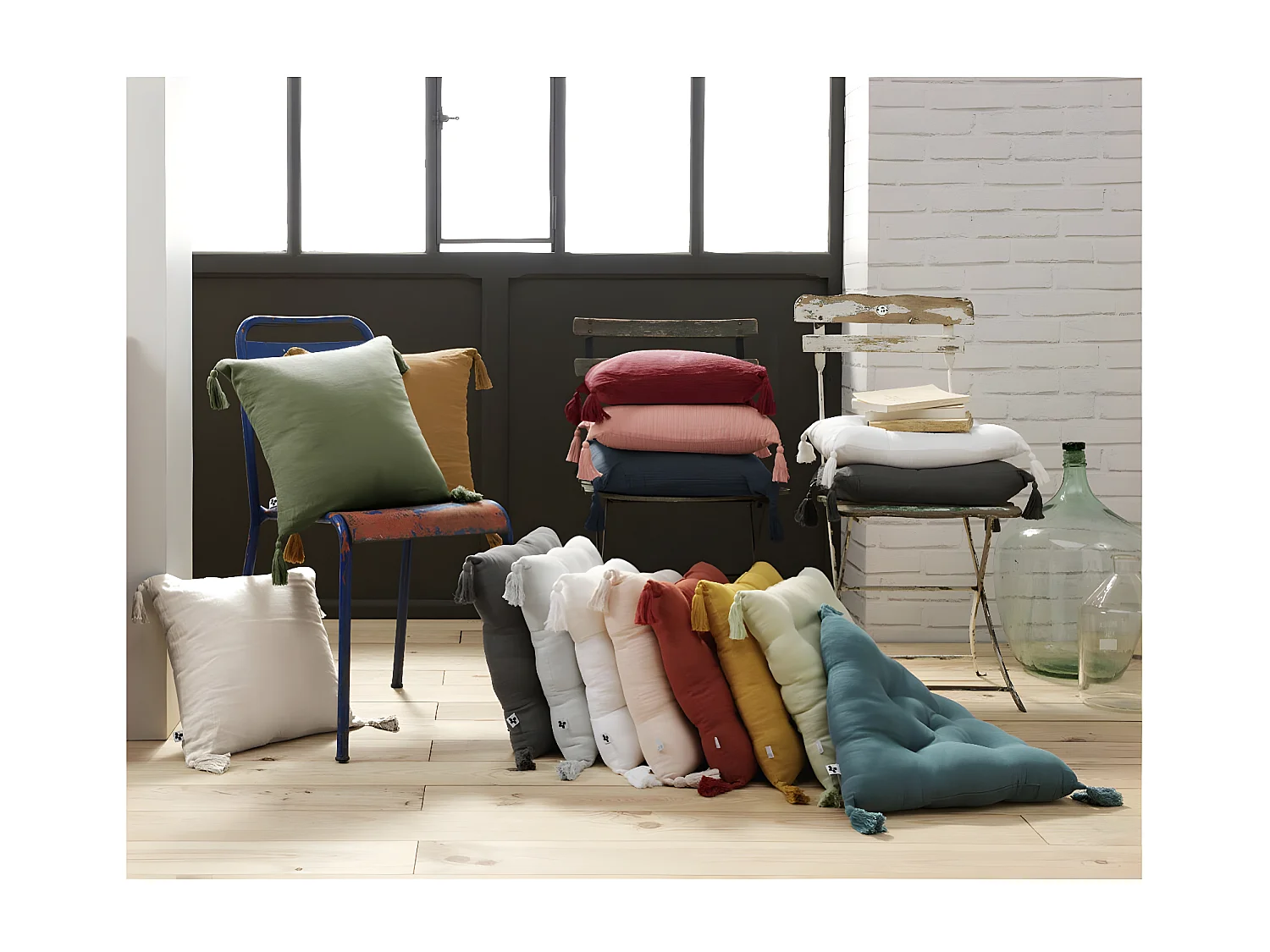 OUREA - Coussin Capitonné 40x40cm avec Pompons Gaze de Coton Granit