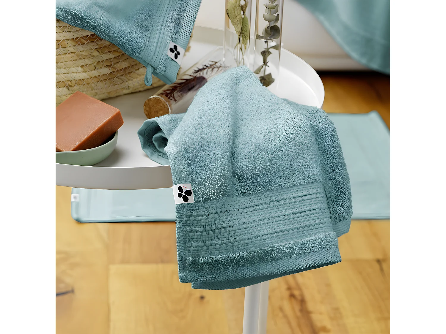 EMMA - Serviette Invité 30x50cm en Coton Bio Coloris Bleu Glacier