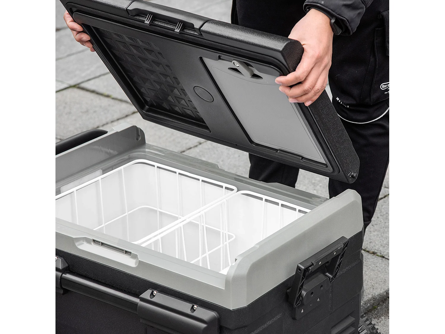 Congelador de compresor negro 71.1x46x44 cm Outsunny