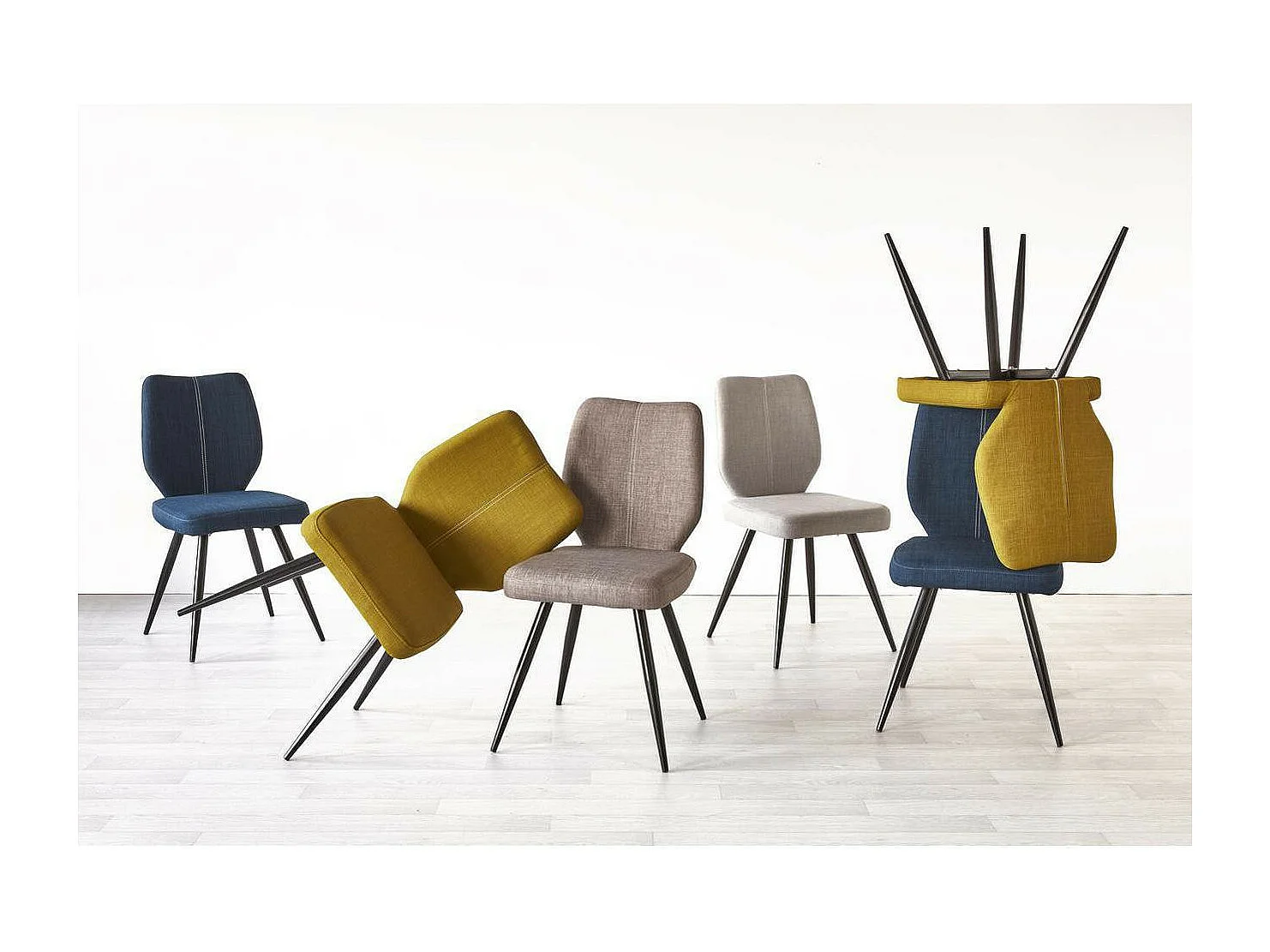 Chika bruine stoffen stoel en zwart metalen poten - Set van 2