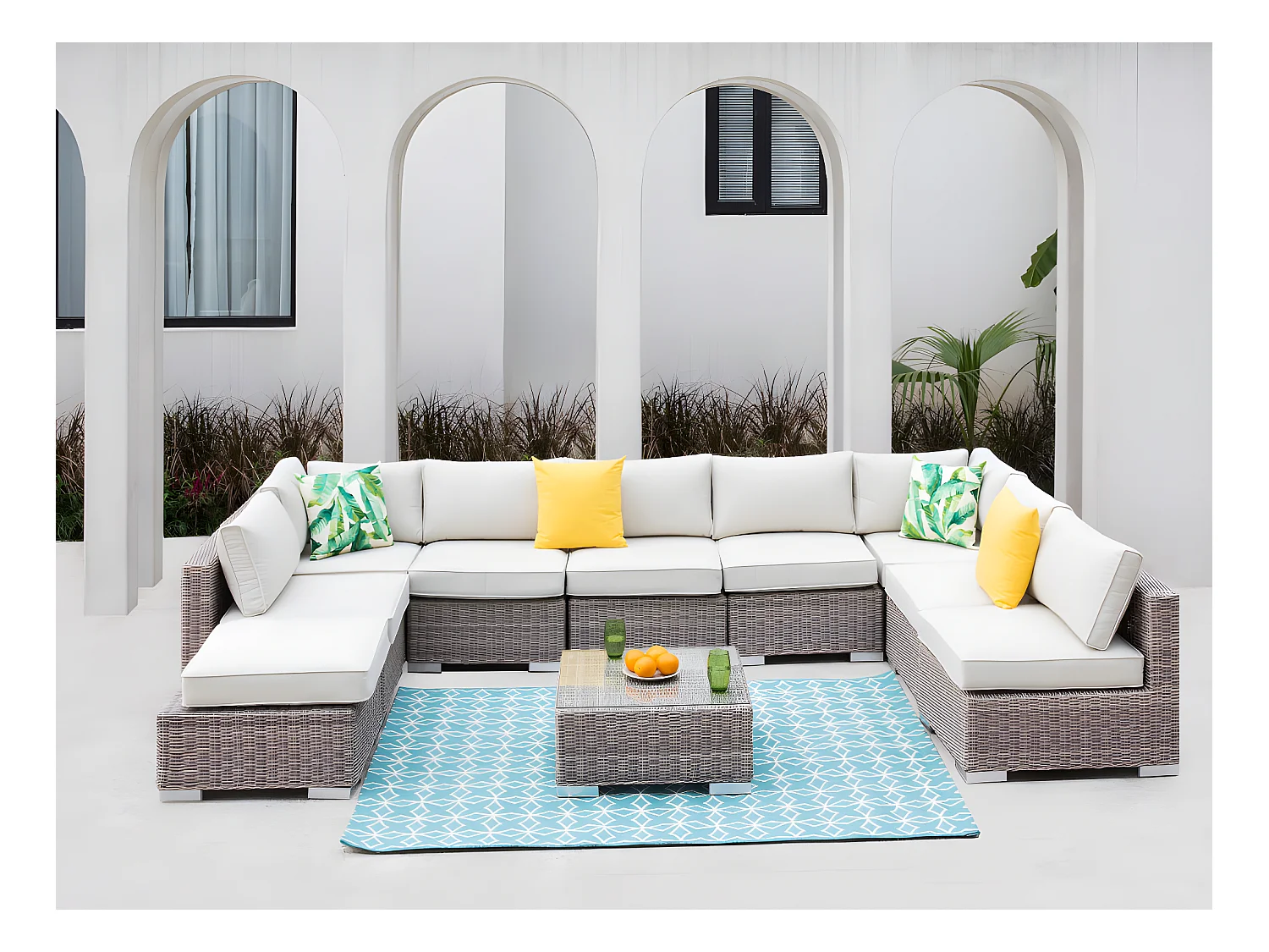 Poltrona da giardino in resina intrecciata con cuscini bianchi - BUSAN di MYLIA