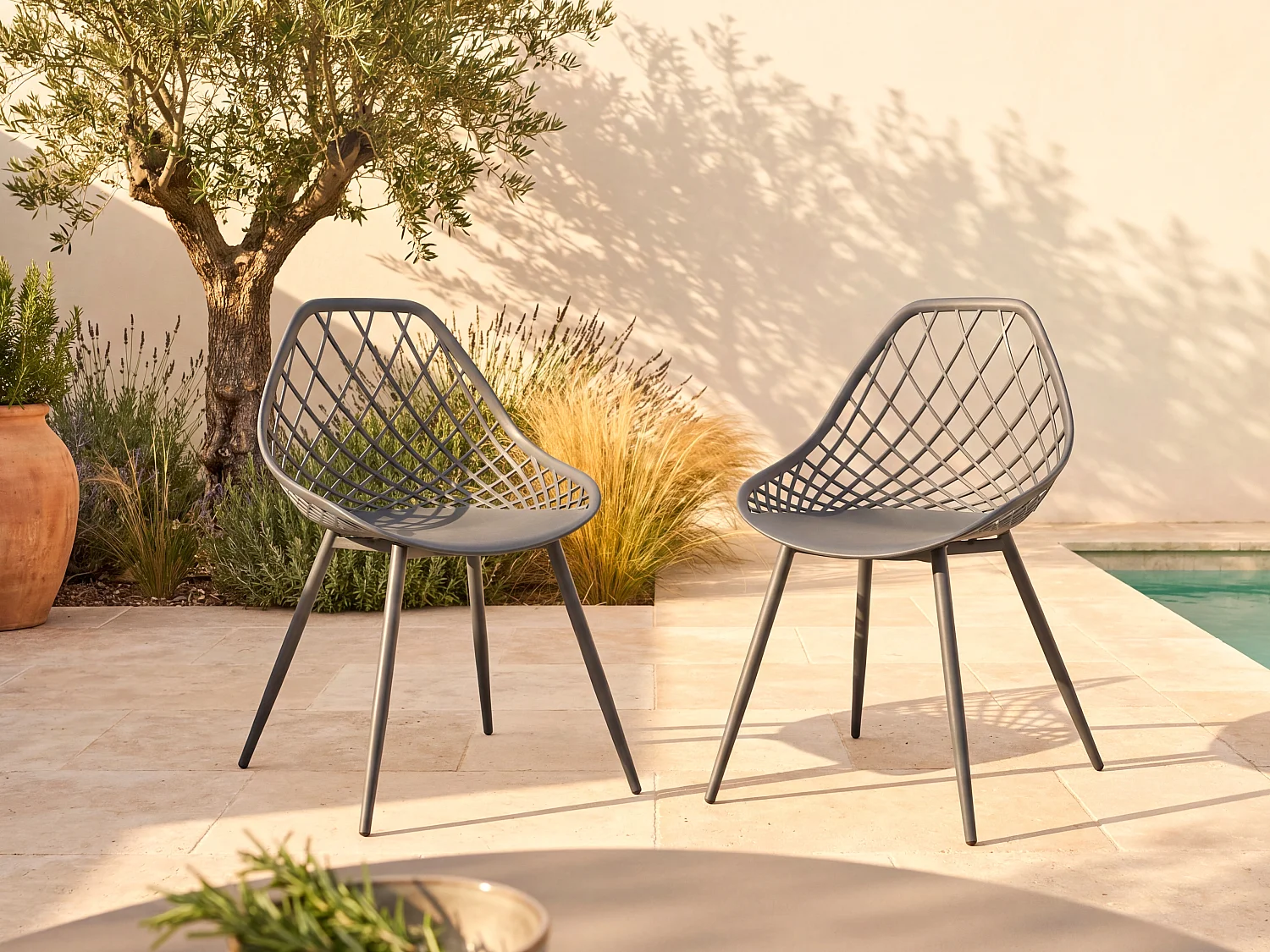 Lot de 2 chaises de jardin en polypropylène avec pieds en métal - Anthracite - MALAGA de MYLIA