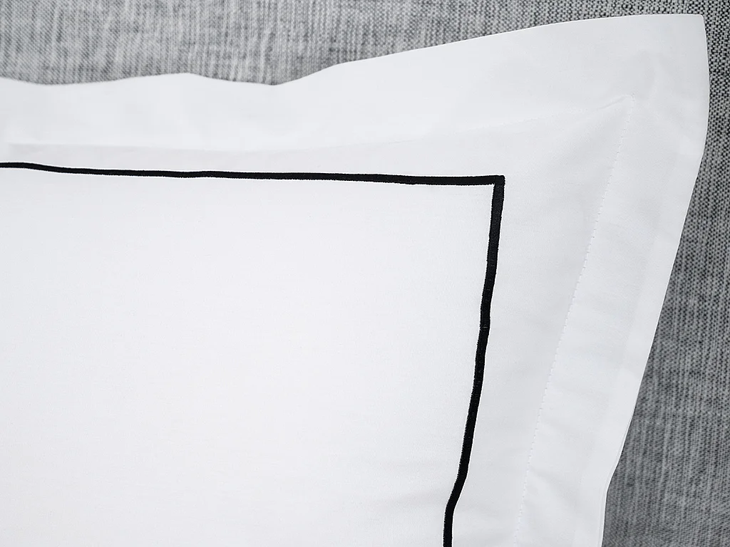 Completo lenzuola Percalle di cotone Ricami Bianco Antracite CHARMY: copripiumino 220x240cm+2 federe 63x63cm 