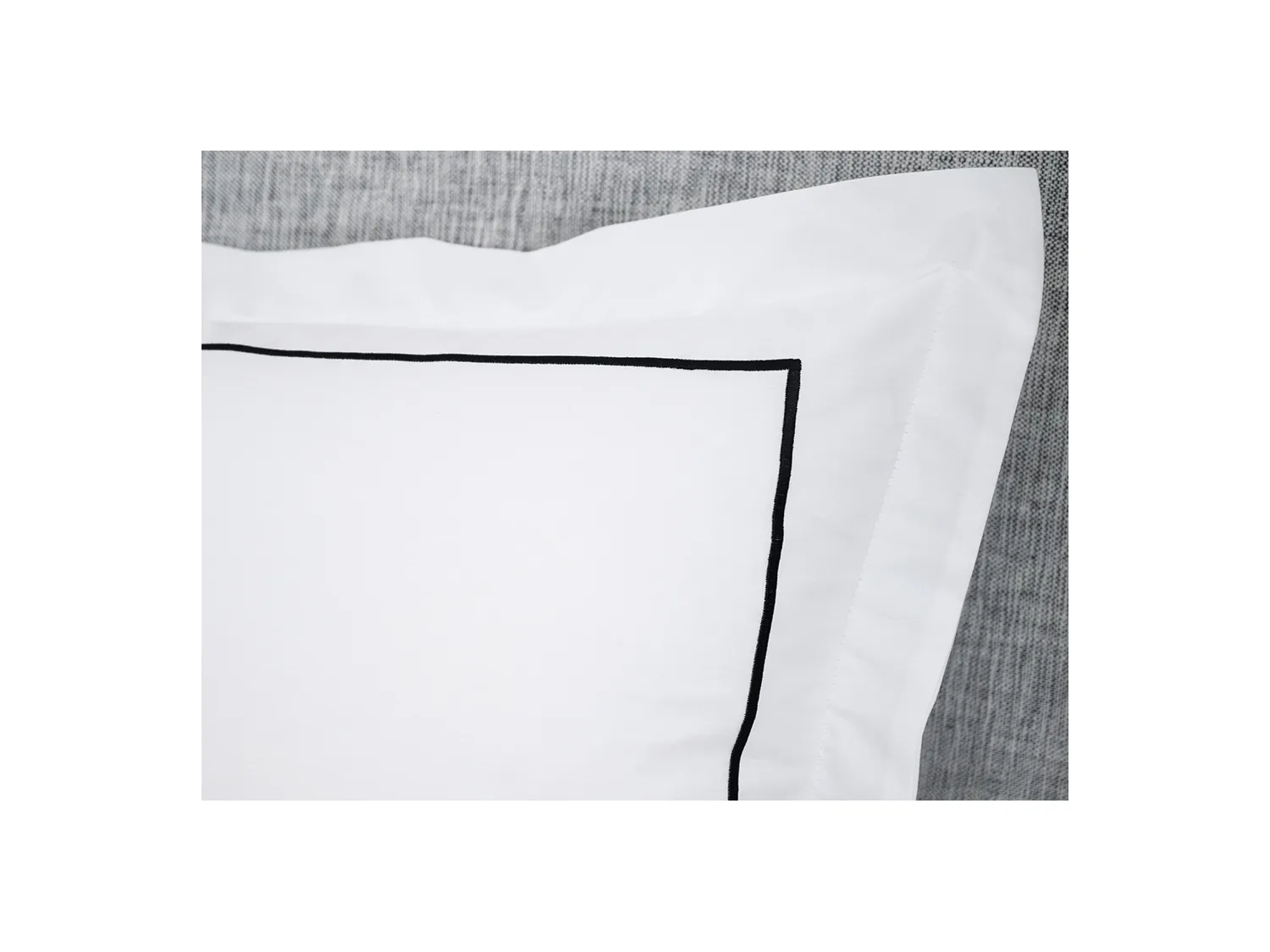 Juego de cama de percal de algodón con bordado CHARMY - funda de edredón de 220 x 240 cm + 2 fundas de almohada de 63 x 63 cm - blanco y antracita