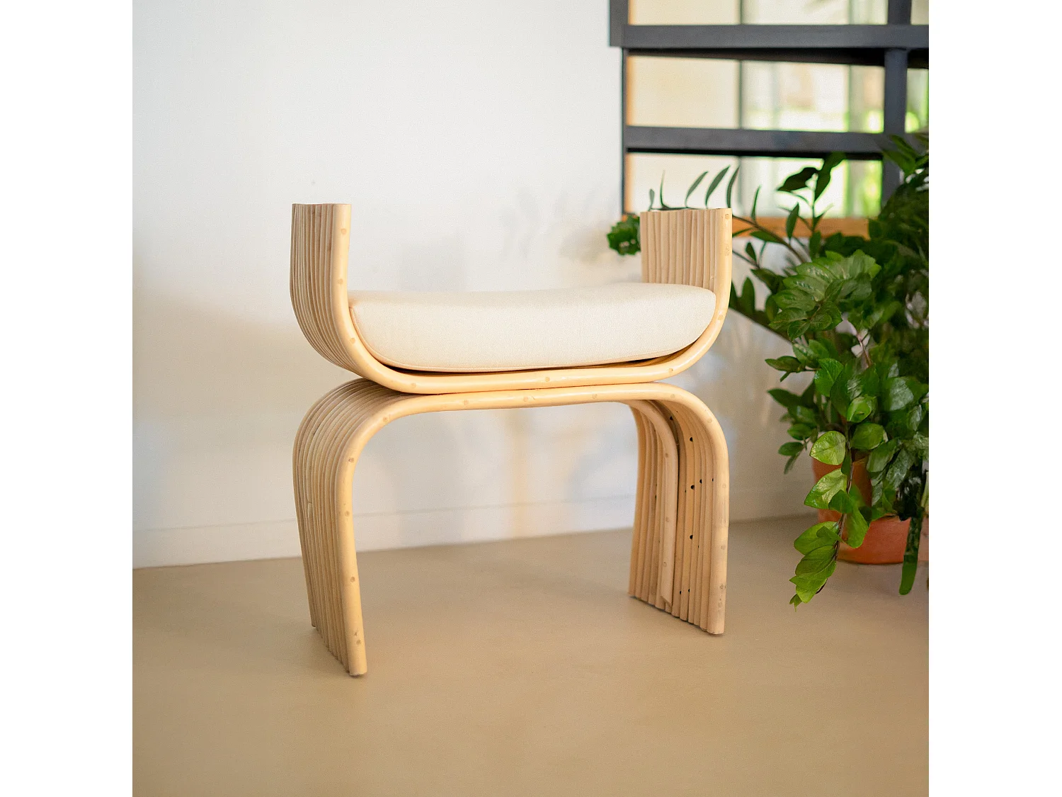 Tabouret en rotin et coussin blanc - Réane