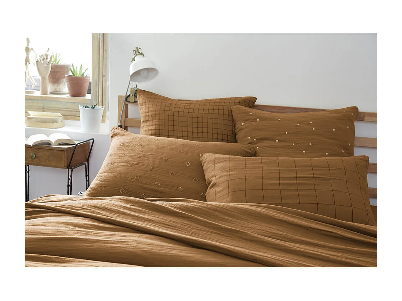 OUREA MOTIF - Taie d'Oreiller 60x60cm Gaze de Coton Camel à Petits Carreaux