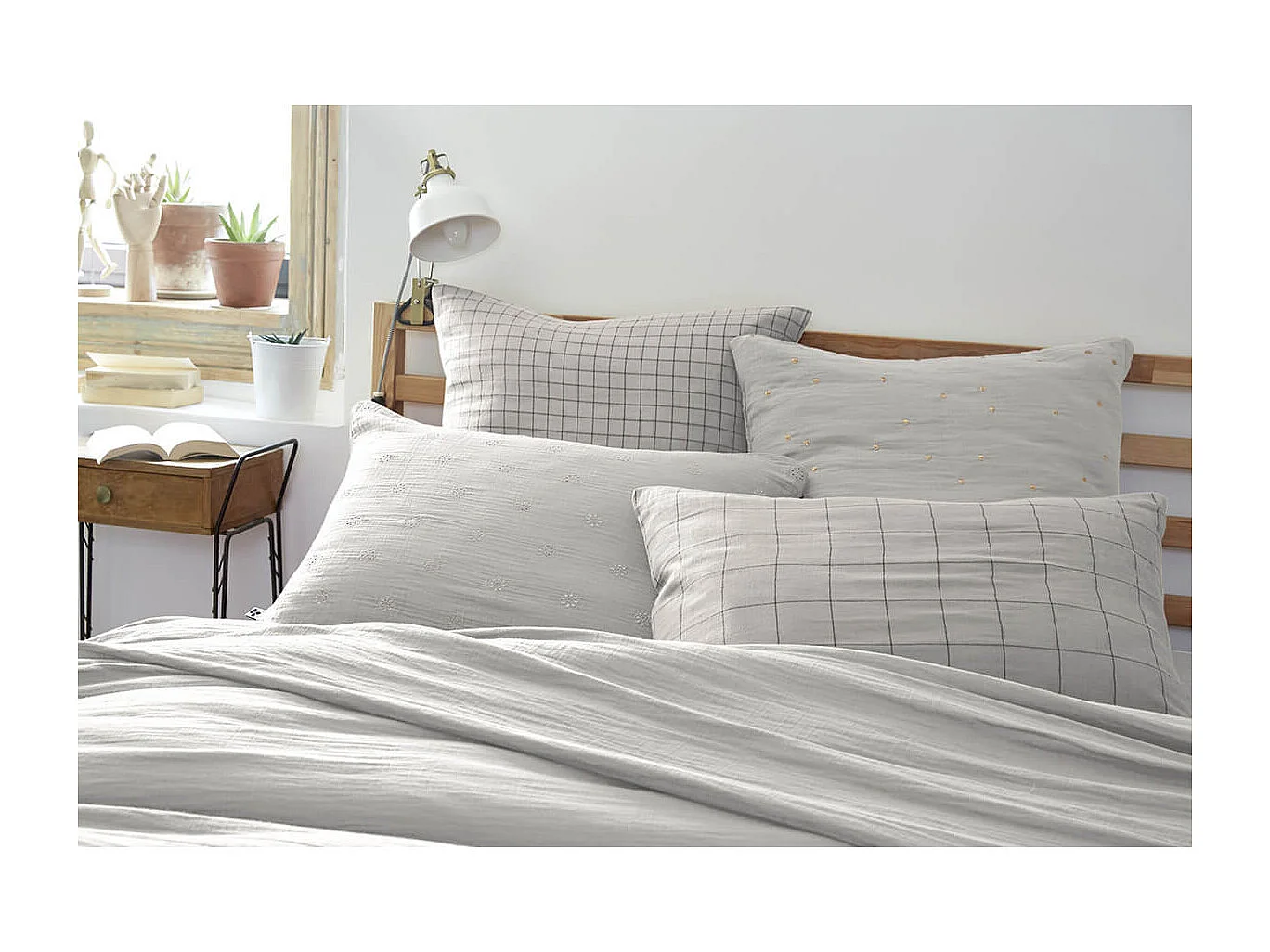 OUREA MOTIF - Taie d'Oreiller 50x70cm Gaze de Coton Nuage à Fleurs Ajourées