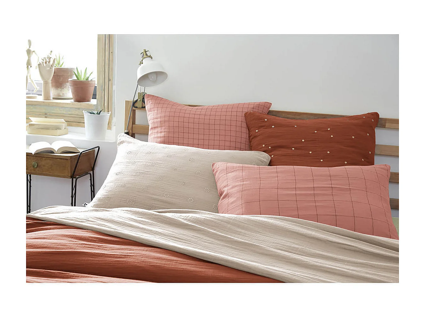 OUREA MOTIF - Taie d'Oreiller 60x60cm Gaze de Coton Rose Pêche à Petits Carreaux