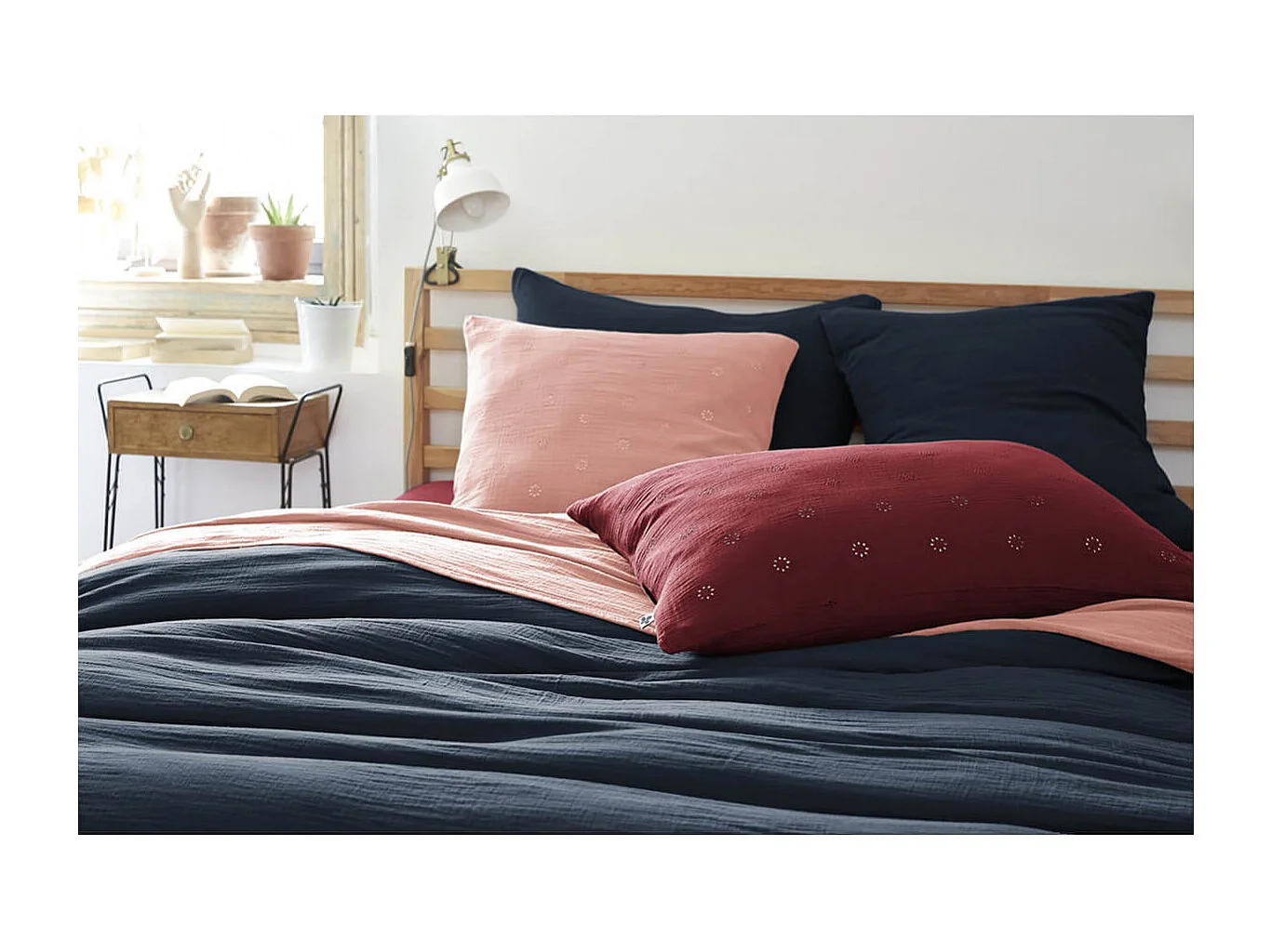 OUREA MOTIF - Taie d'Oreiller 60x60cm Gaze de Coton Camel à Fleurs Ajourées