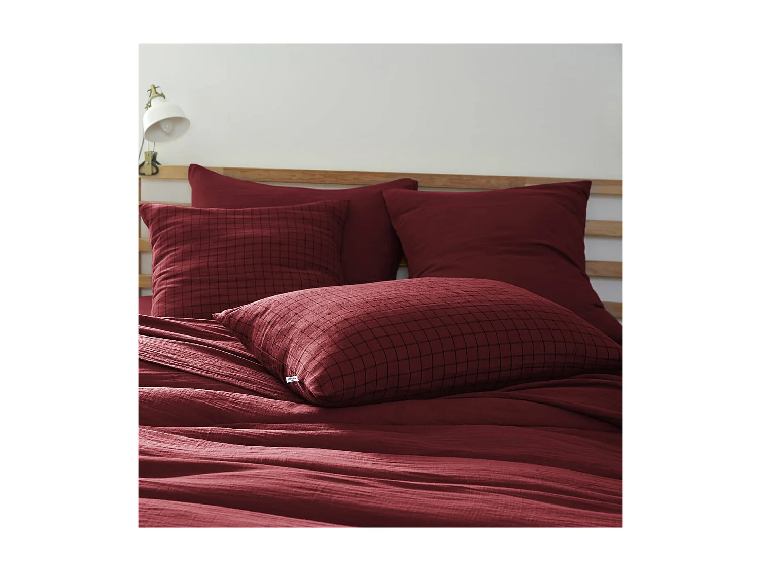 OUREA MOTIF - Taie d'Oreiller 60x60cm Gaze de Coton Lie de Vin à Petits Carreaux