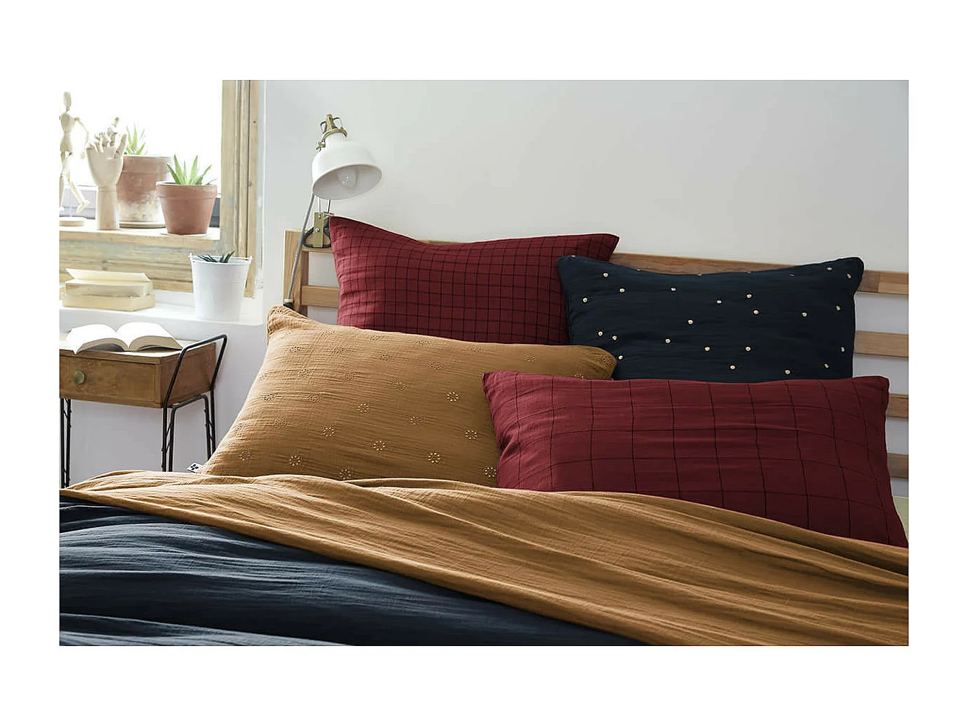 OUREA MOTIF - Taie d'Oreiller 60x60cm Gaze de Coton Lie de Vin à Petits Carreaux