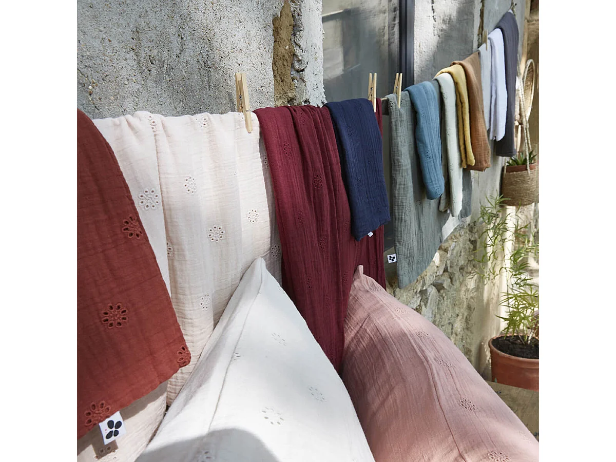 OUREA MOTIF - Taie d'Oreiller 60x60cm Gaze de Coton Guimauve à Fleurs Ajourées