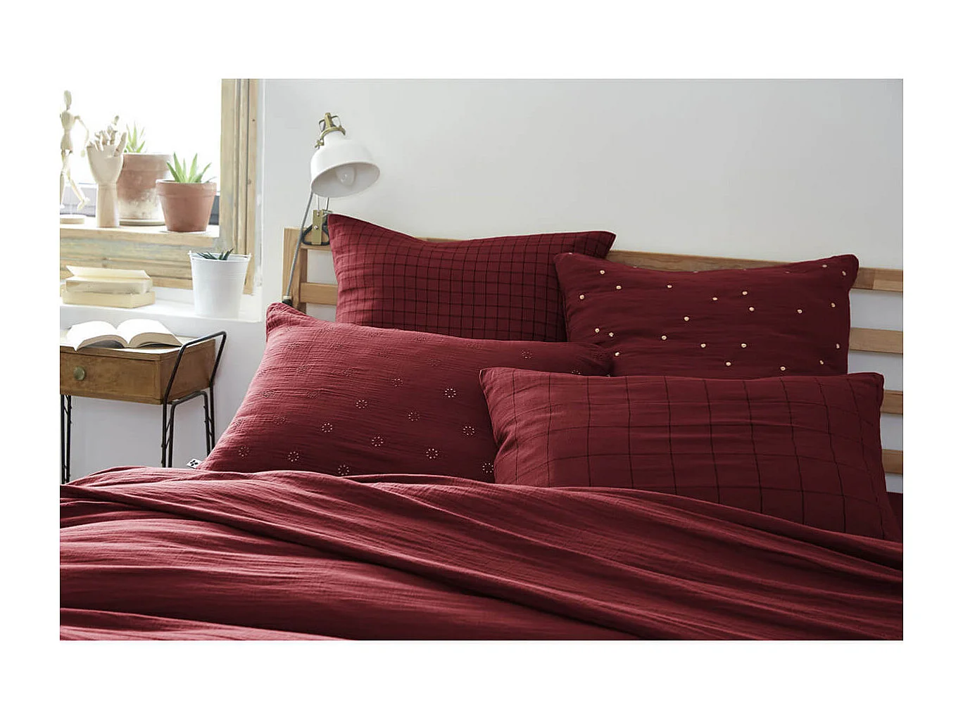 OUREA MOTIF - Taie d'Oreiller 50x70cm Gaze de Coton Lie de Vin à Fleurs Ajourées