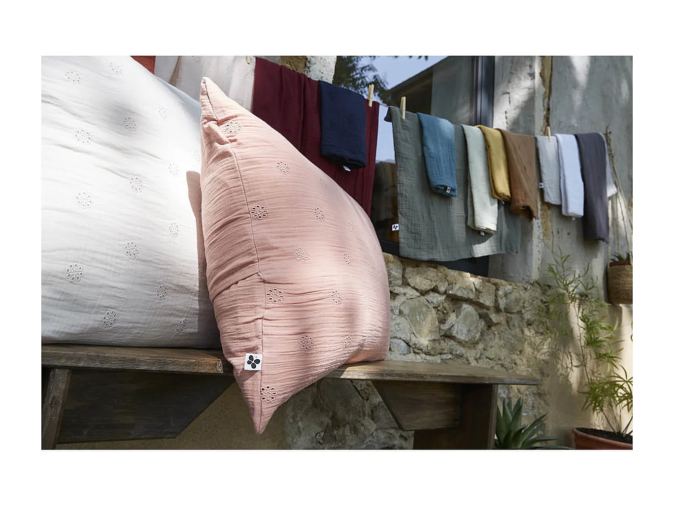 OUREA MOTIF - Taie d'Oreiller 60x60cm Gaze de Coton Rose Pêche à Fleurs Ajourées