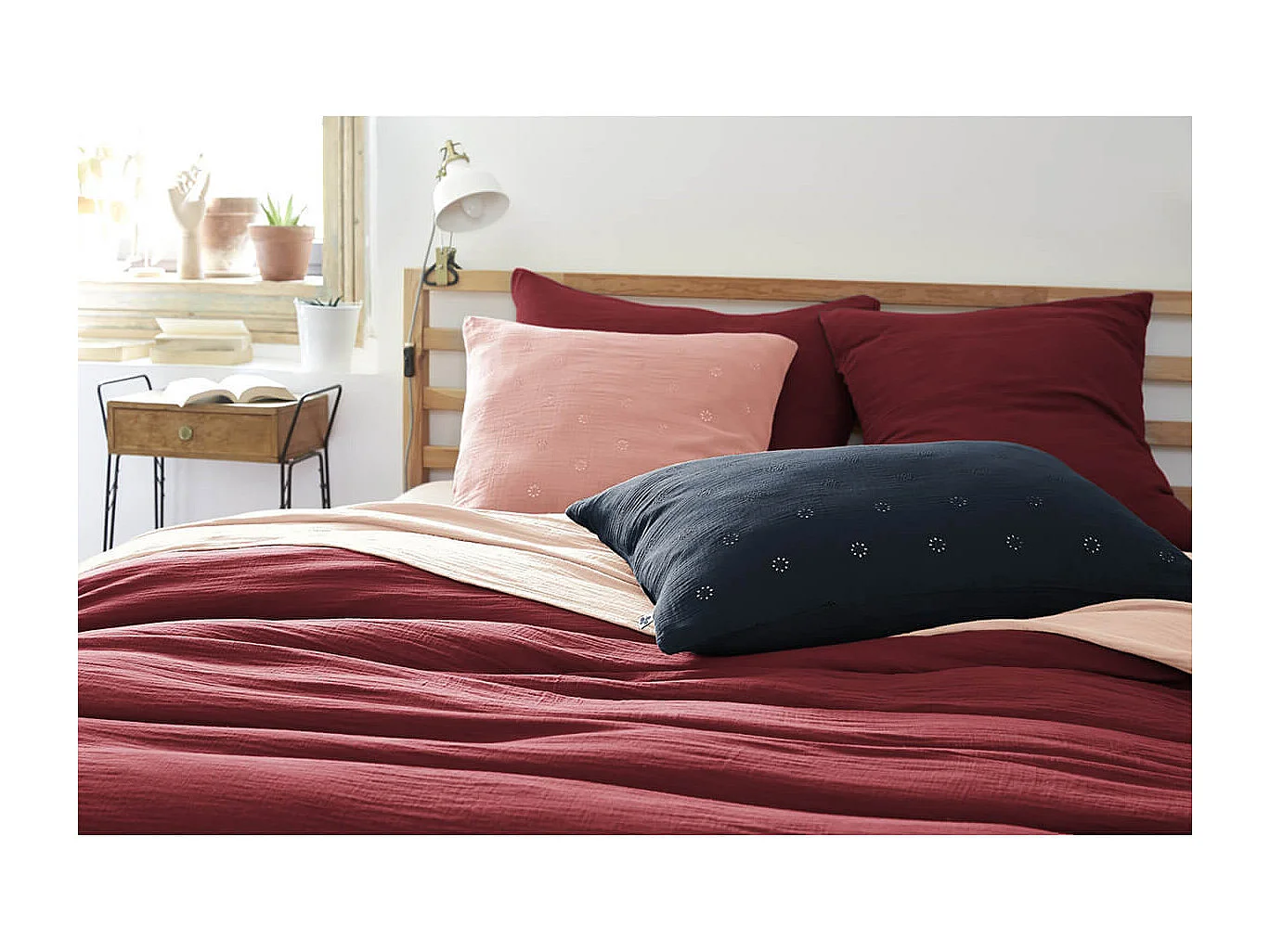 OUREA MOTIF - Taie d'Oreiller 60x60cm Gaze de Coton Rose Pêche à Fleurs Ajourées