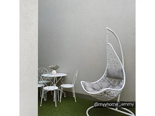 Poltrona sospesa OROSI in resina intrecciata nera e cuscini beige