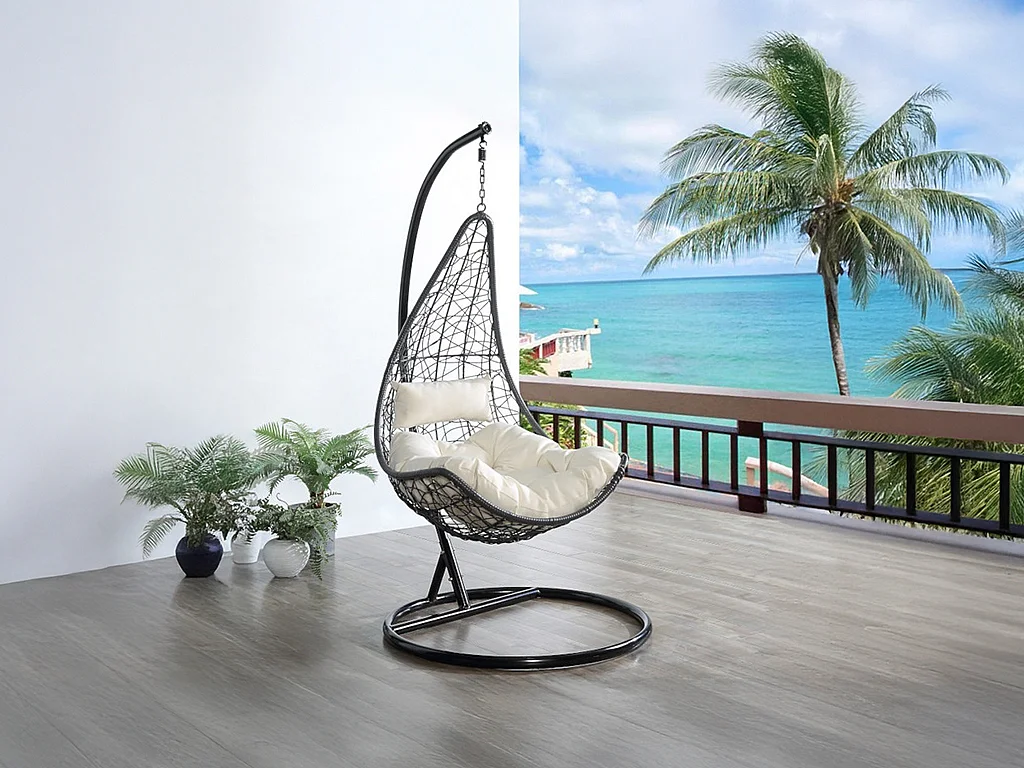 Poltrona sospesa OROSI in resina intrecciata nera e cuscini beige