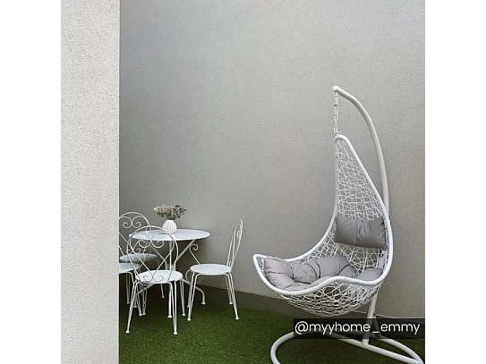 Fauteuil suspendu en résine tressée - Noir avec coussins blancs - OROSI de MYLIA