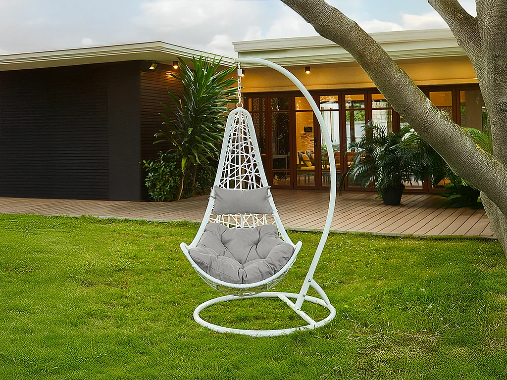 Fauteuil suspendu en résine tressée - Blanc avec coussins gris - OROSI de MYLIA