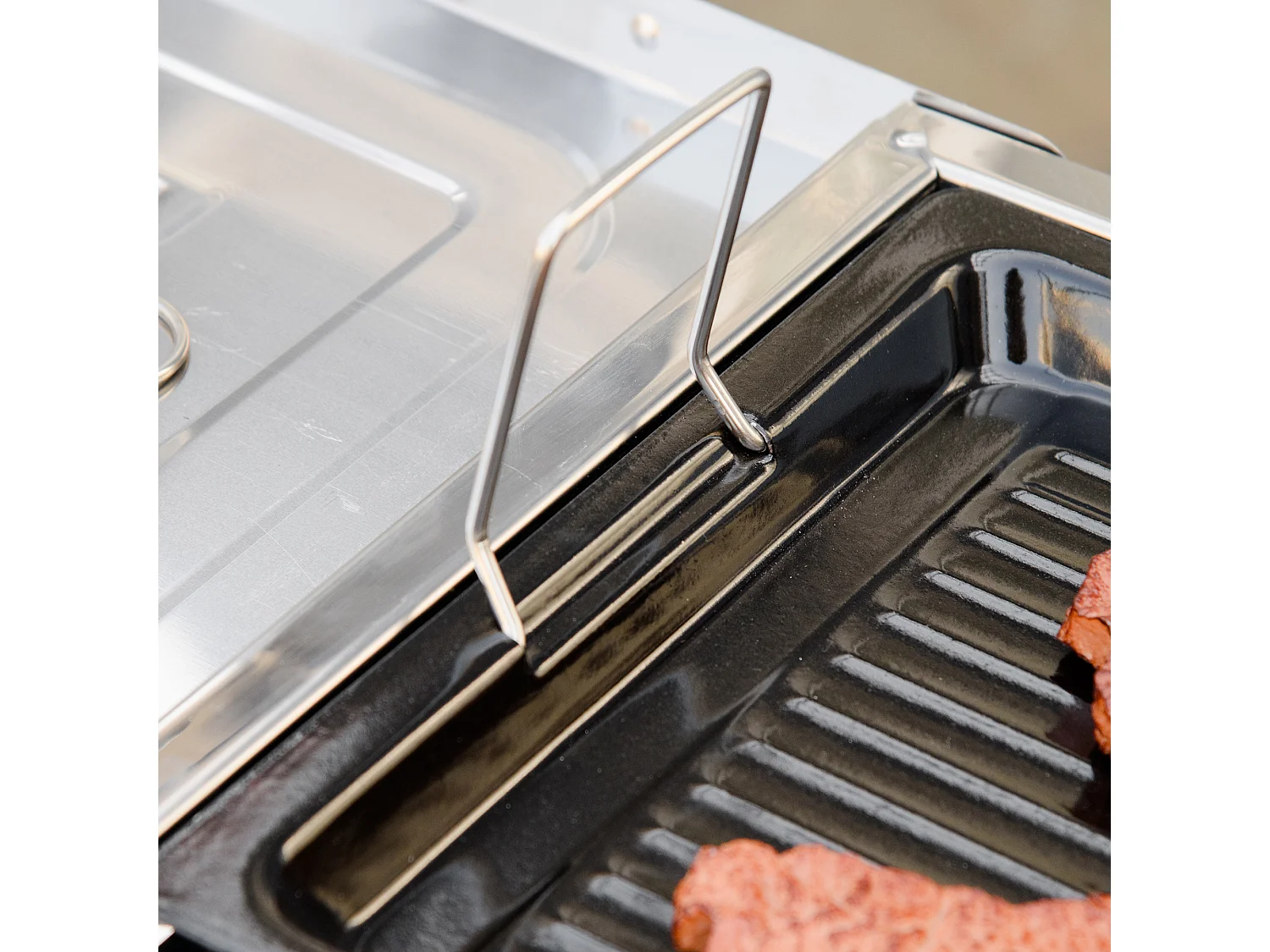 Barbecue à charbon pliable portable réglable BBQ grill sur pied avec tablettes rabattables, grille, plaque teppanyaki, pinces, récupérateur cendres acier inox.