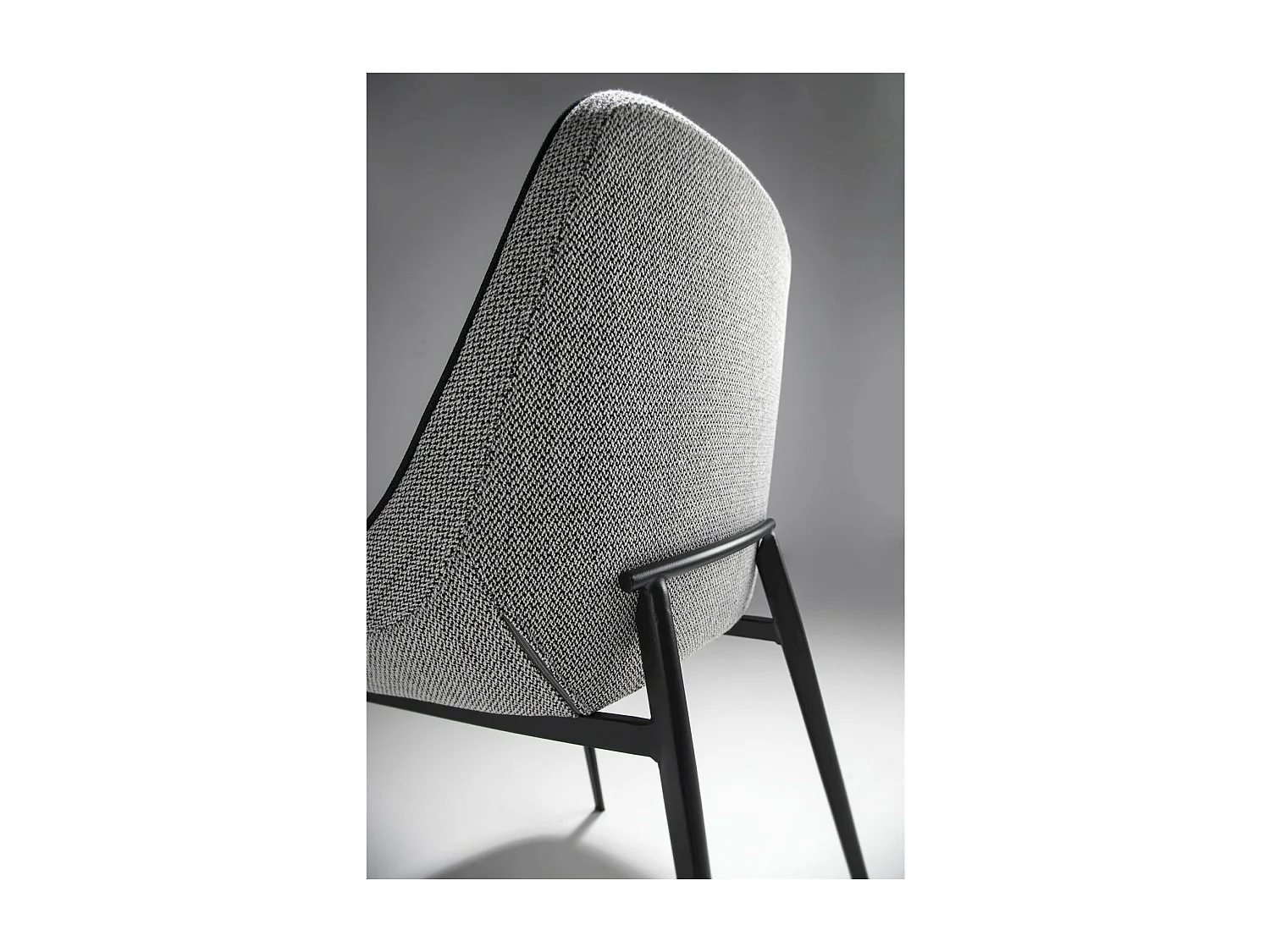 Chaise de salle à manger rembourrée en tissu pieds acier peint époxy