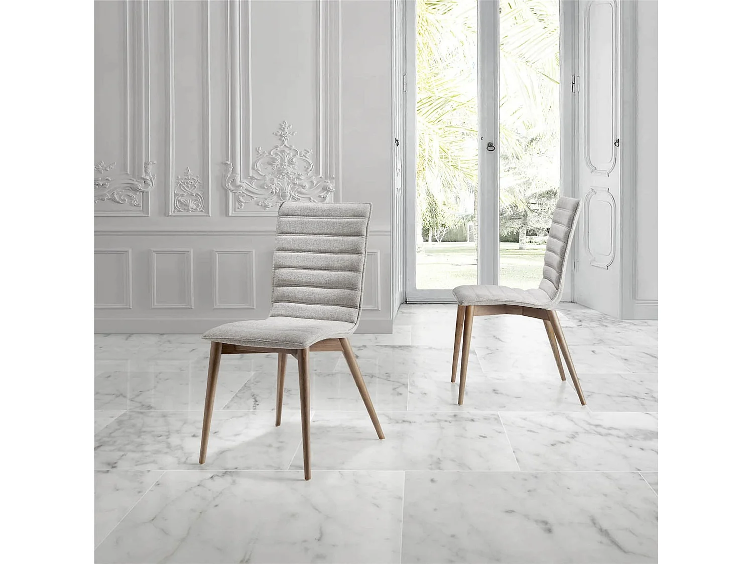 Chaise rembourrée avec pieds bois