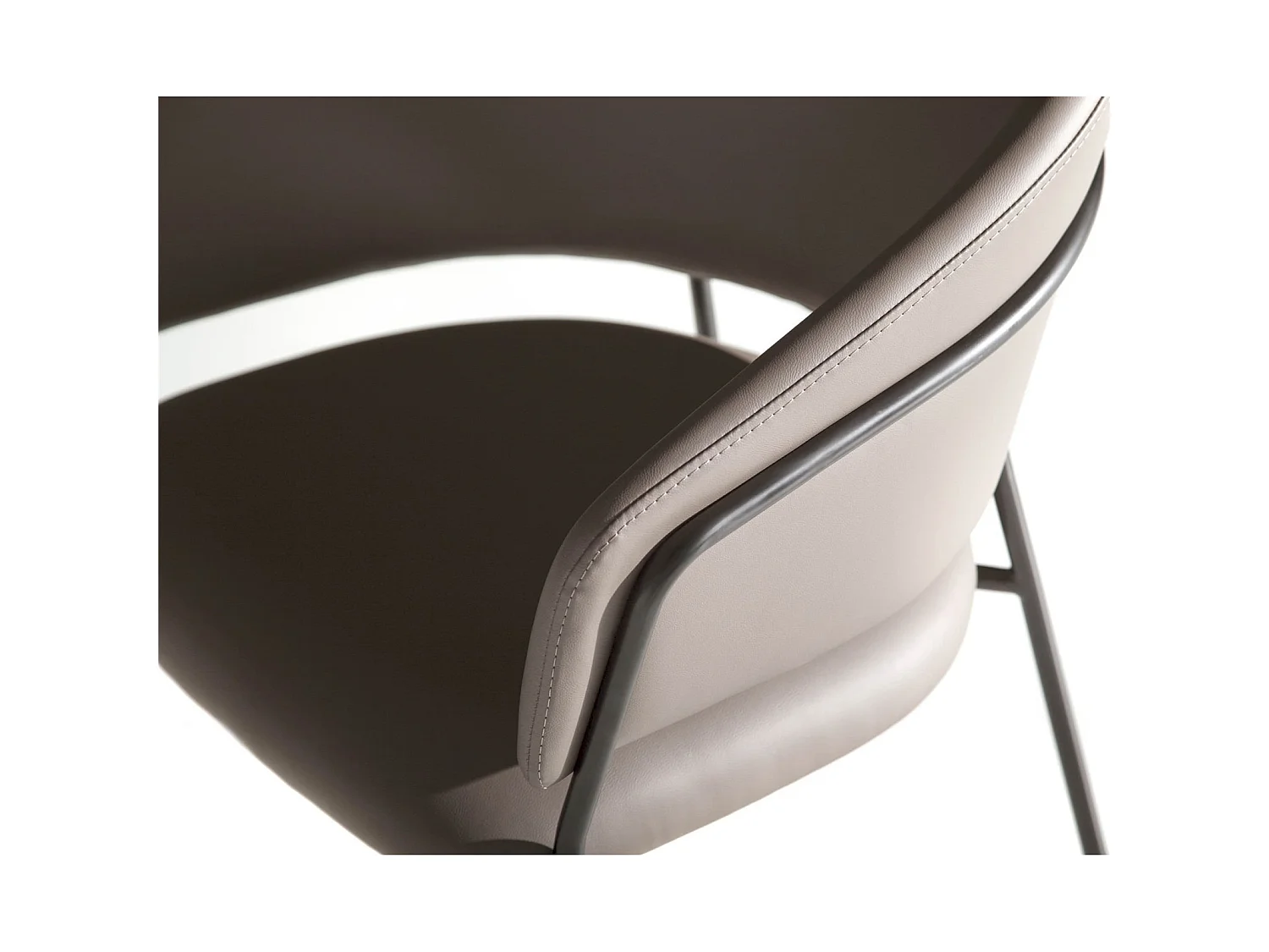 Chaise simili assise rembourrés pieds acier peint époxy