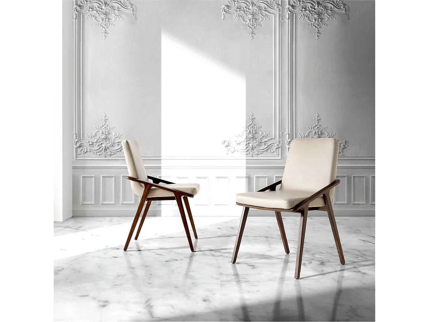 Chaise en noyer avec assise rembourrée