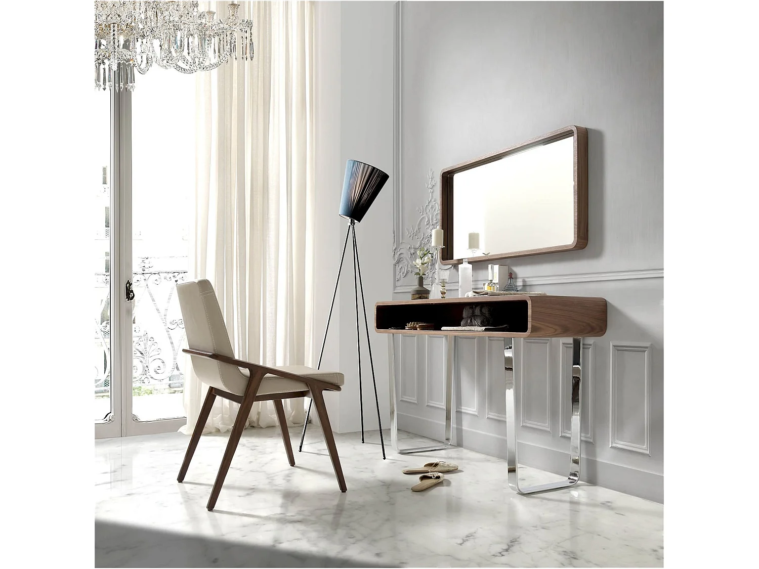 Chaise en noyer avec assise rembourrée