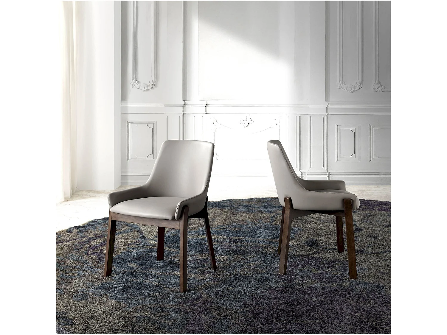 Chaise en noyer avec assise rembourrée