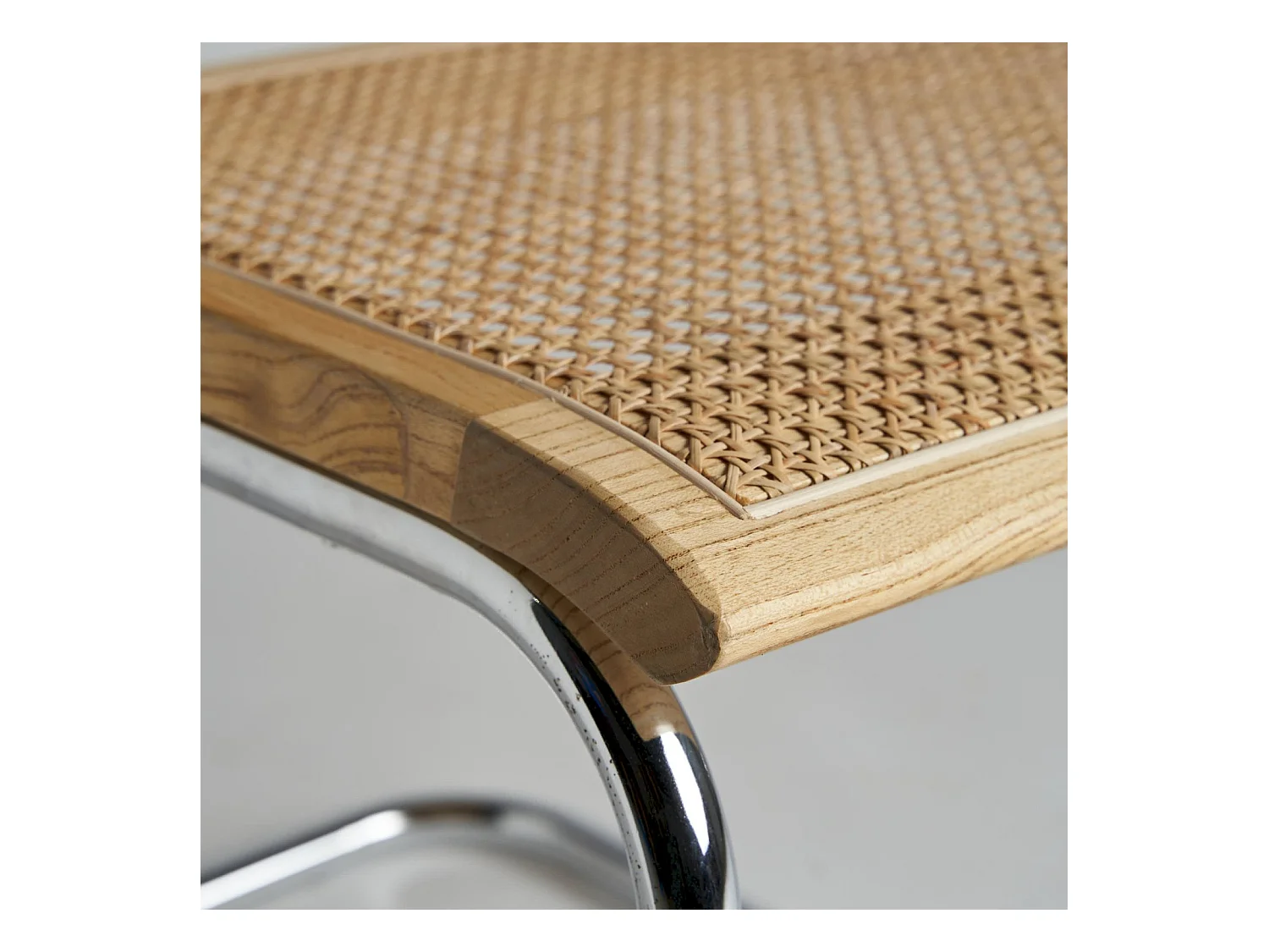 Chaise Design en Tissage Naturel sur Structure Métallisée