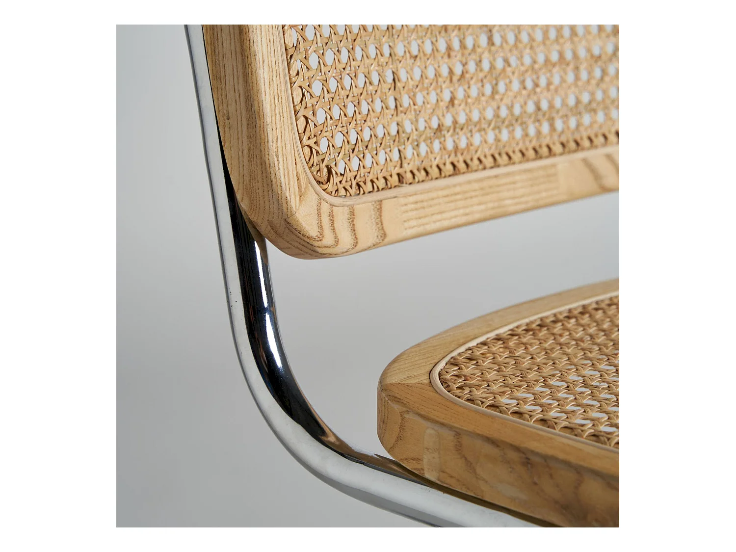 Chaise Design en Tissage Naturel sur Structure Métallisée