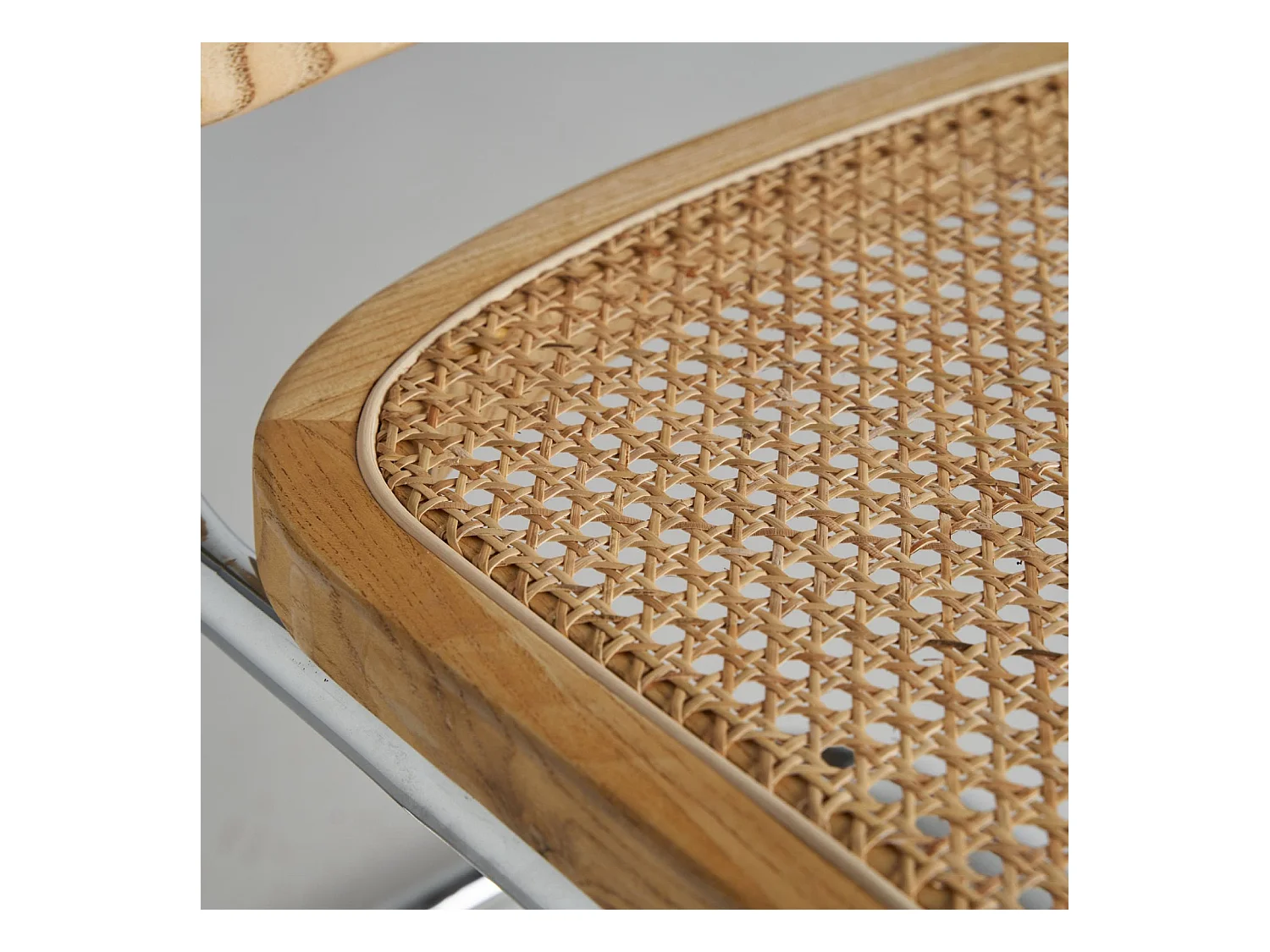 Chaise Design en Tissage Naturel sur Structure Métallisée