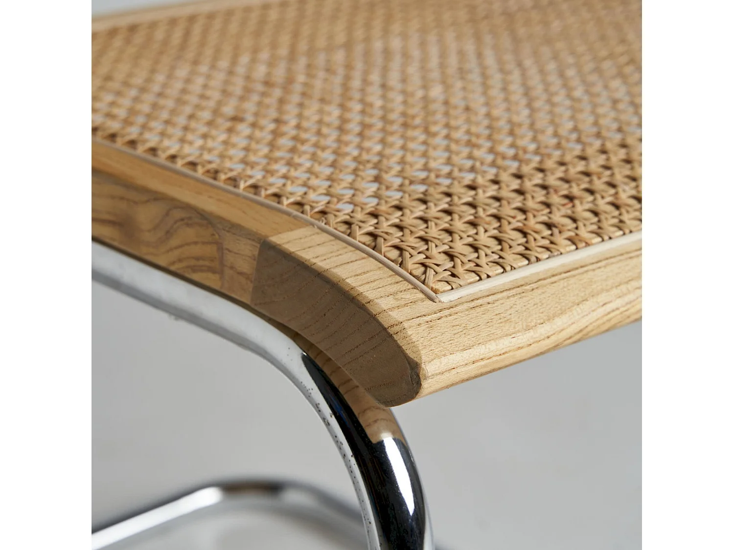 Chaise Design en Tissage Naturel sur Structure Métallisée